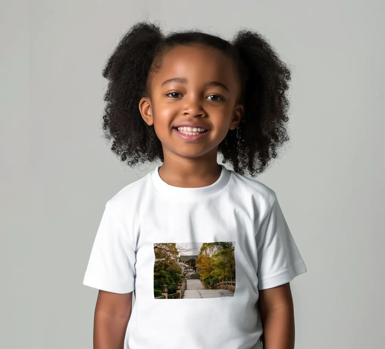 Tempio giapponese dei ciliegi in fiore a Kyoto, Giappone t-shirt bambini da mbgraphx2