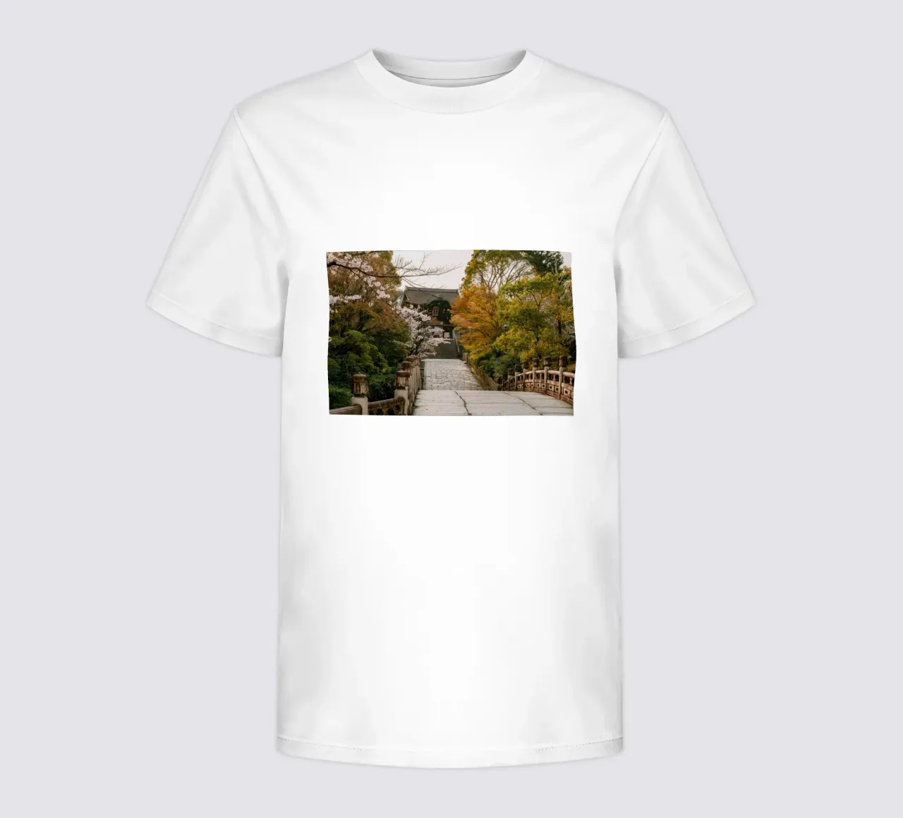 Tempio giapponese dei ciliegi in fiore a Kyoto, Giappone t-shirt bambini da mbgraphx2
