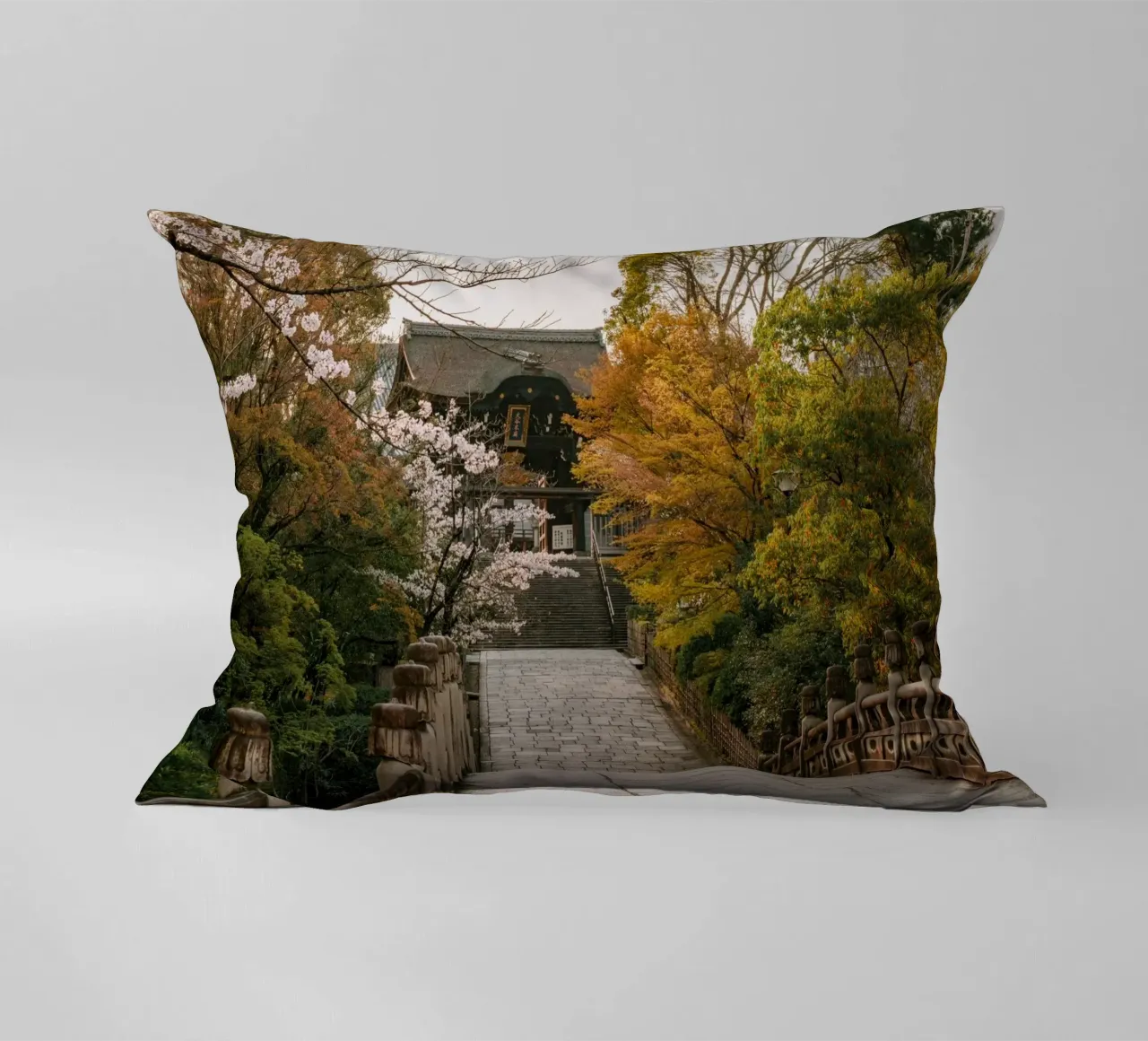 Tempio giapponese dei ciliegi in fiore a Kyoto, Giappone cuscino da mbgraphx2