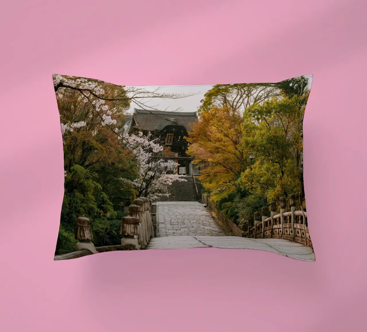 Tempio giapponese dei ciliegi in fiore a Kyoto, Giappone cuscino da mbgraphx2