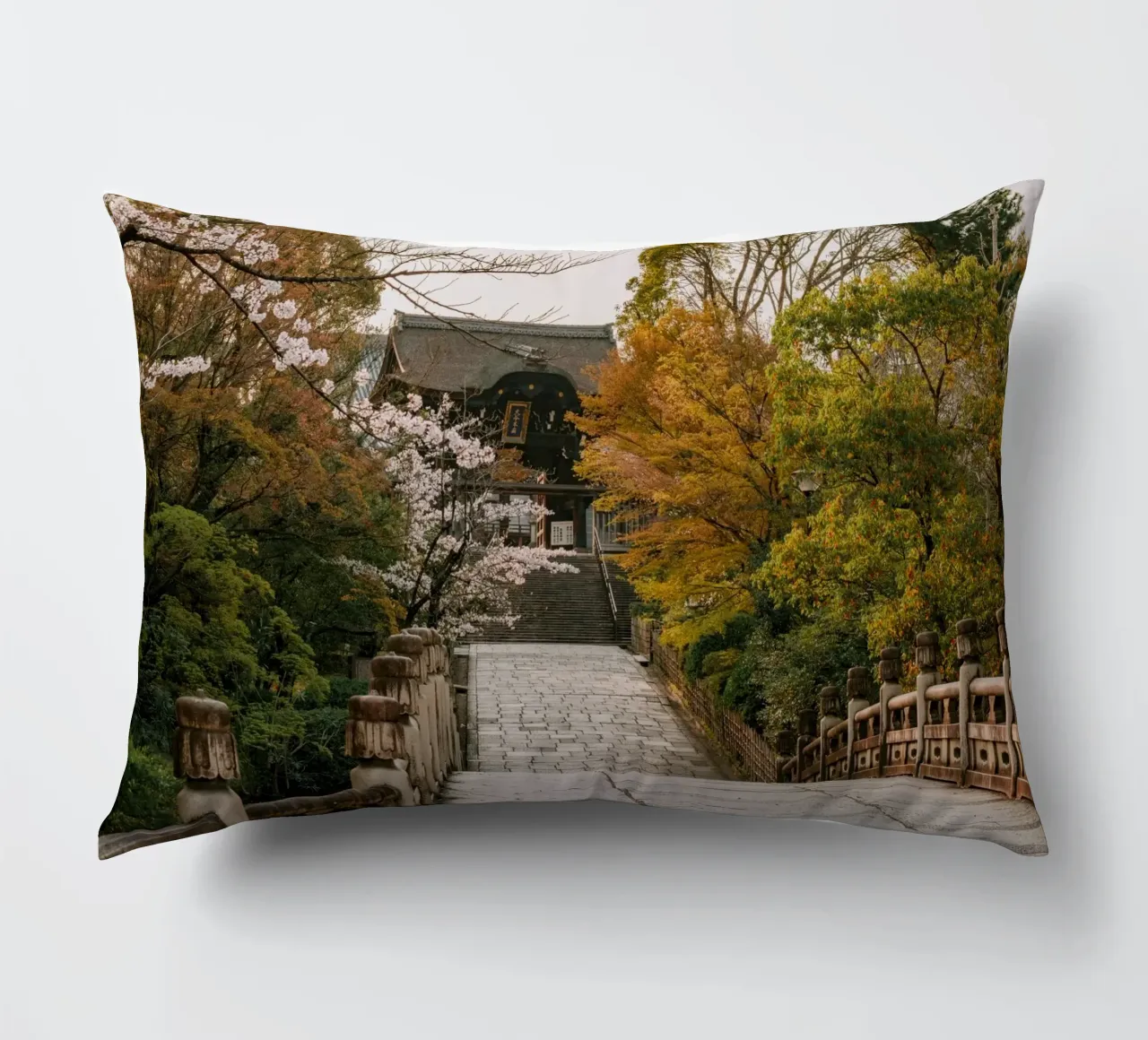 Tempio giapponese dei ciliegi in fiore a Kyoto, Giappone cuscino da mbgraphx2