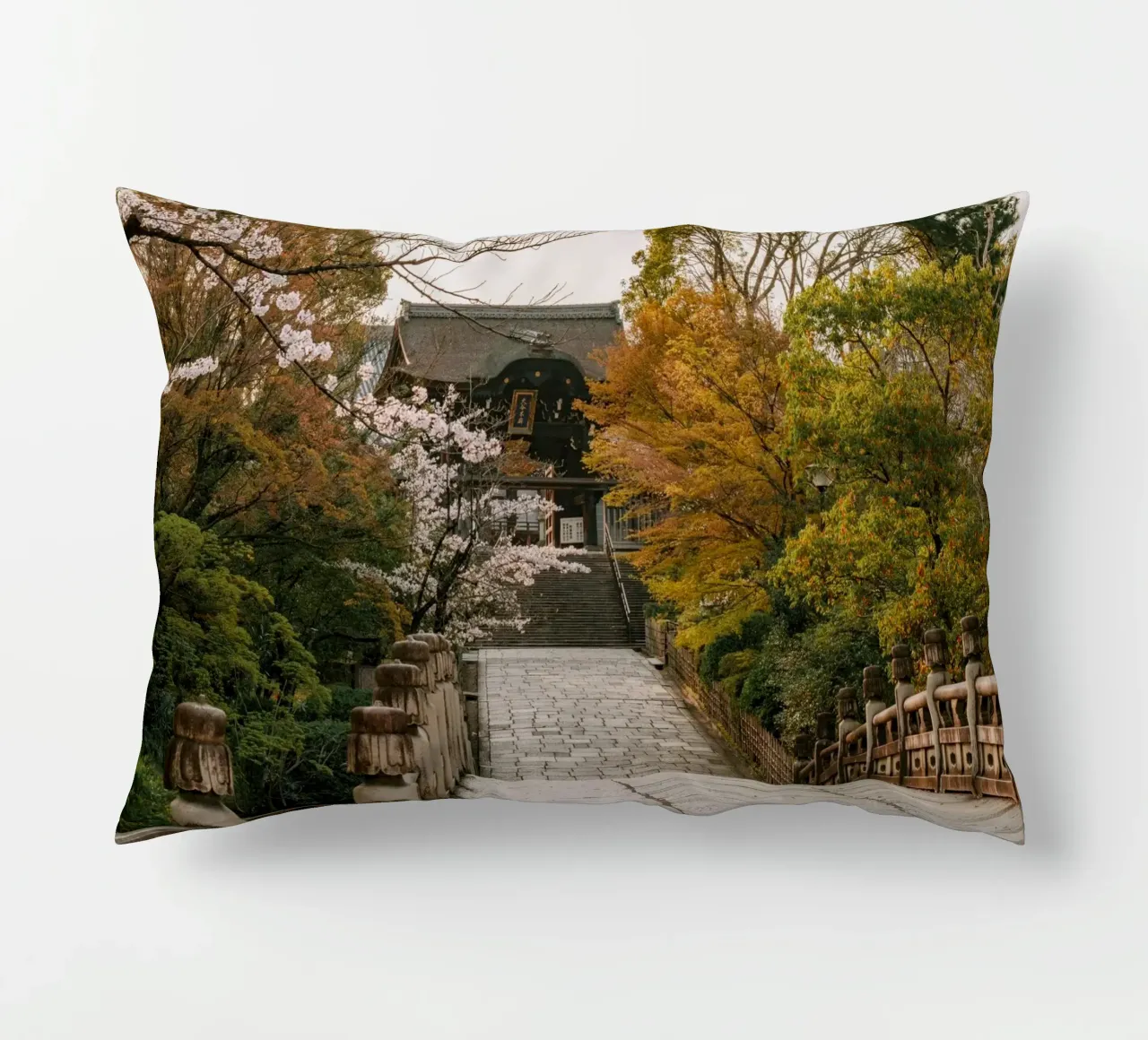Tempio giapponese dei ciliegi in fiore a Kyoto, Giappone cuscino da mbgraphx2