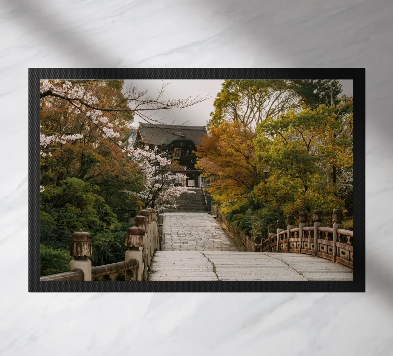 Tempio giapponese dei ciliegi in fiore a Kyoto, Giappone zerbino da mbgraphx2