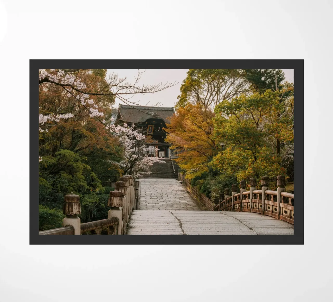Tempio giapponese dei ciliegi in fiore a Kyoto, Giappone zerbino da mbgraphx2