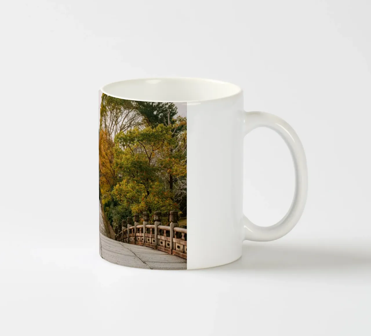 Tempio giapponese dei ciliegi in fiore a Kyoto, Giappone tazza in ceramica da mbgraphx2