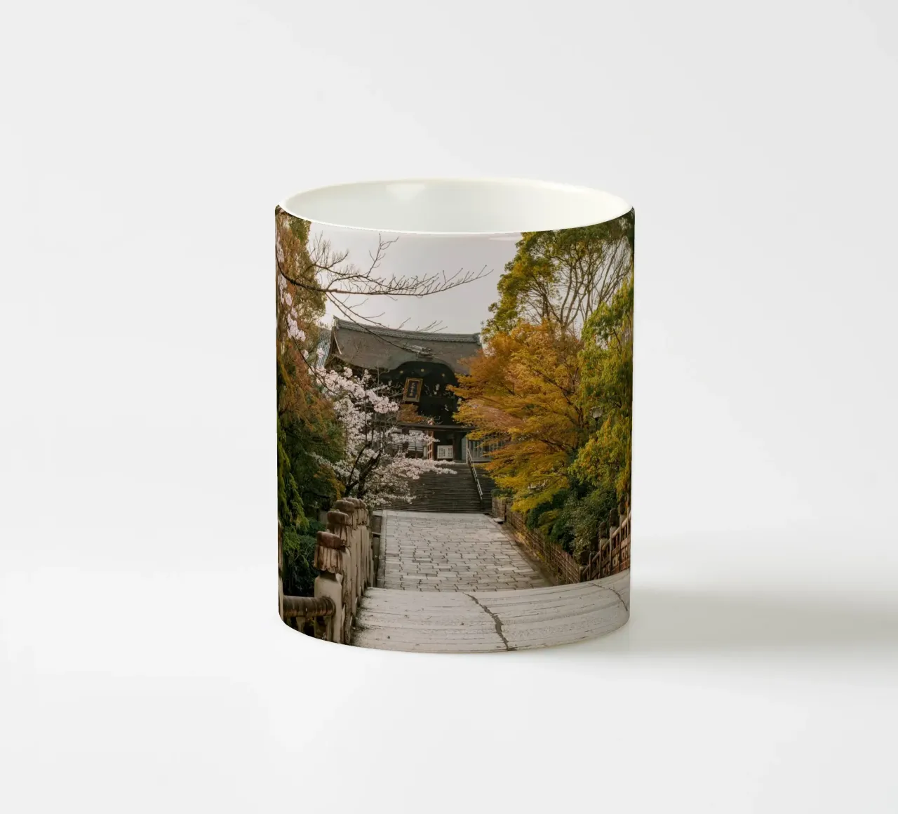 Tempio giapponese dei ciliegi in fiore a Kyoto, Giappone tazza in ceramica da mbgraphx2