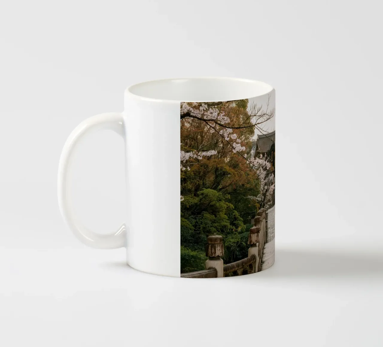 Tempio giapponese dei ciliegi in fiore a Kyoto, Giappone tazza in ceramica da mbgraphx2