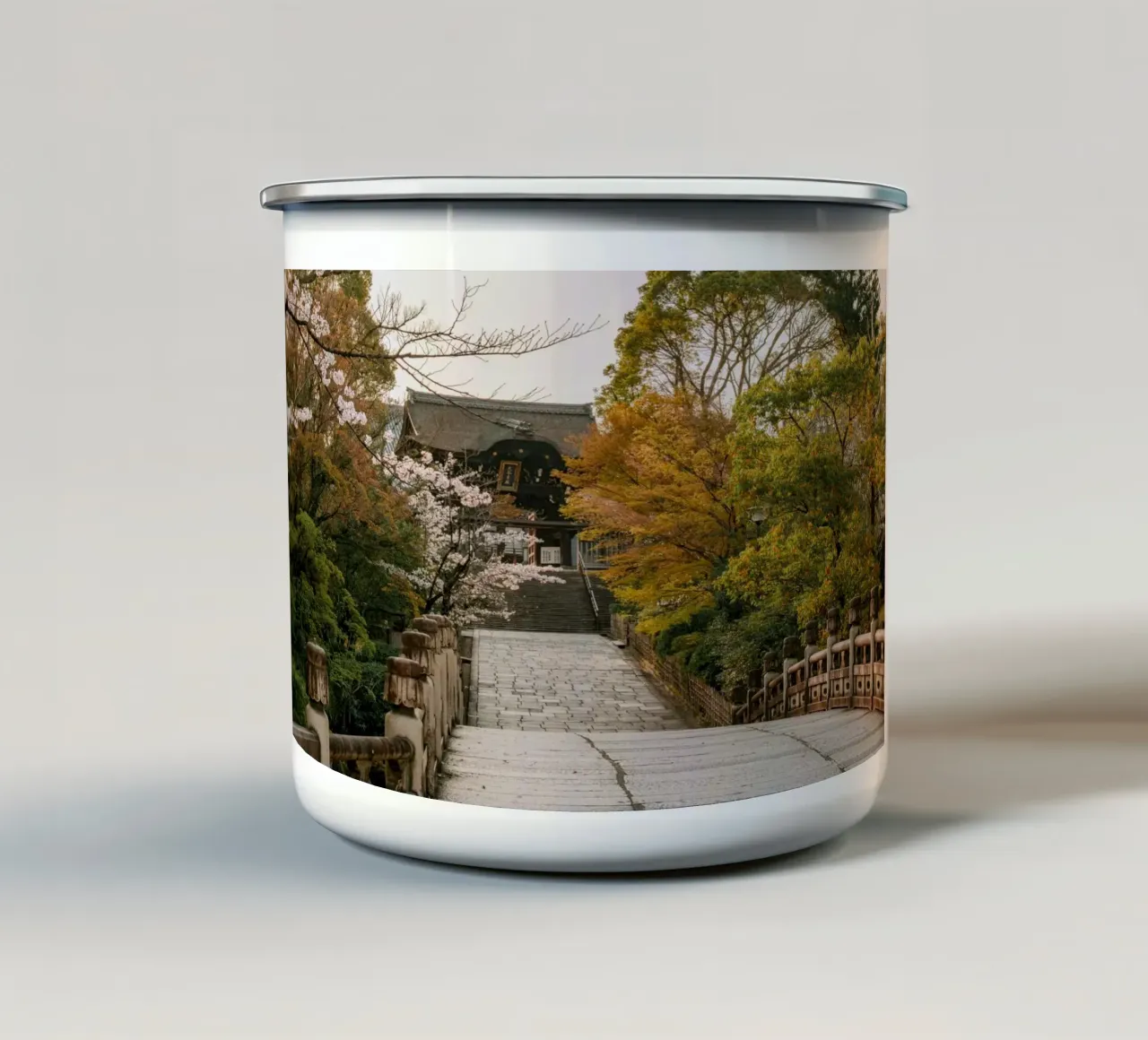 Tempio giapponese dei ciliegi in fiore a Kyoto, Giappone tazza in smalto da mbgraphx2