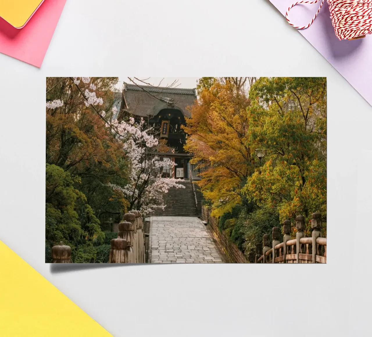 Tempio giapponese dei ciliegi in fiore a Kyoto, Giappone foglio adesivo da mbgraphx2