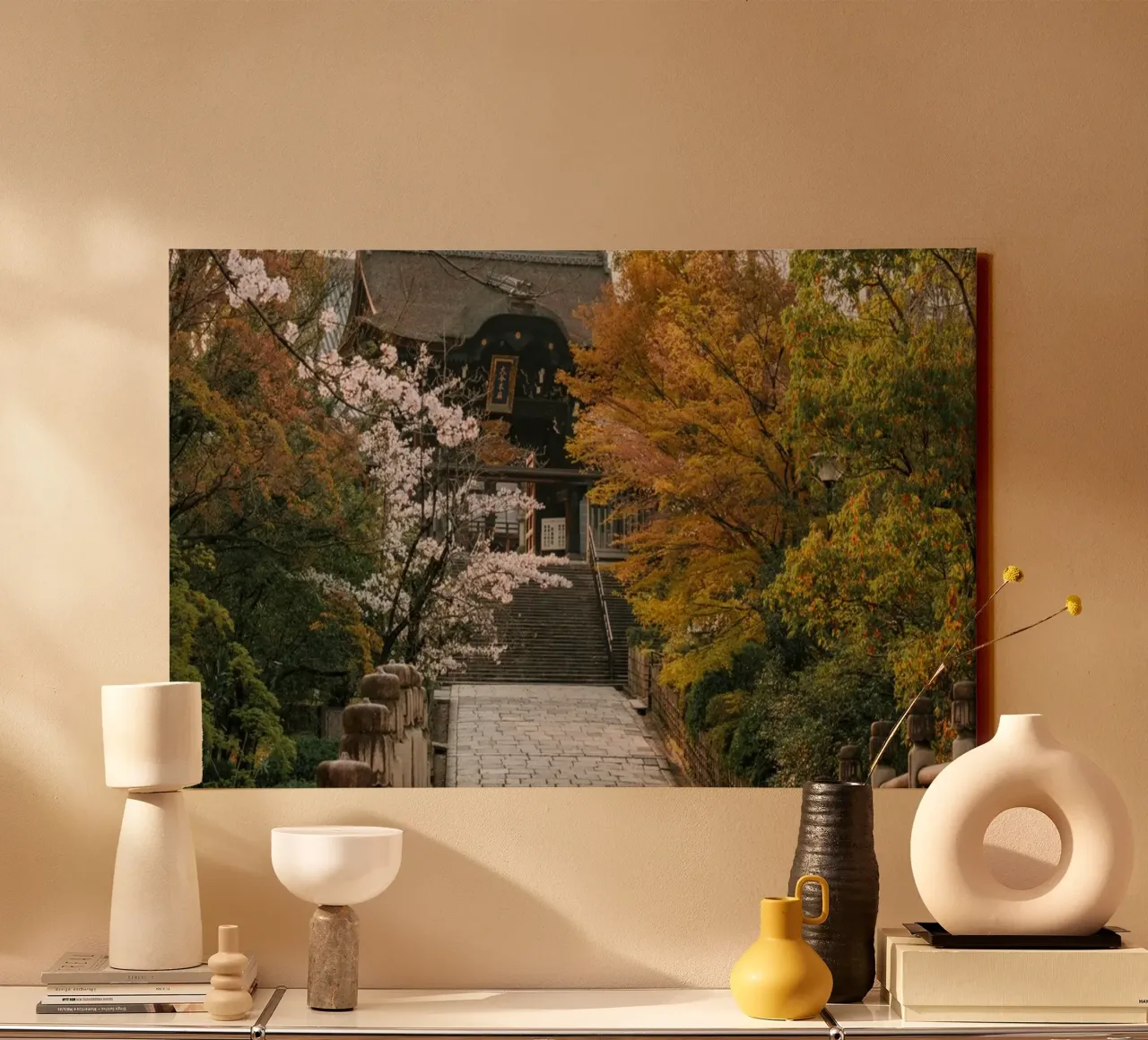 Tempio giapponese dei ciliegi in fiore a Kyoto, Giappone tela da mbgraphx2