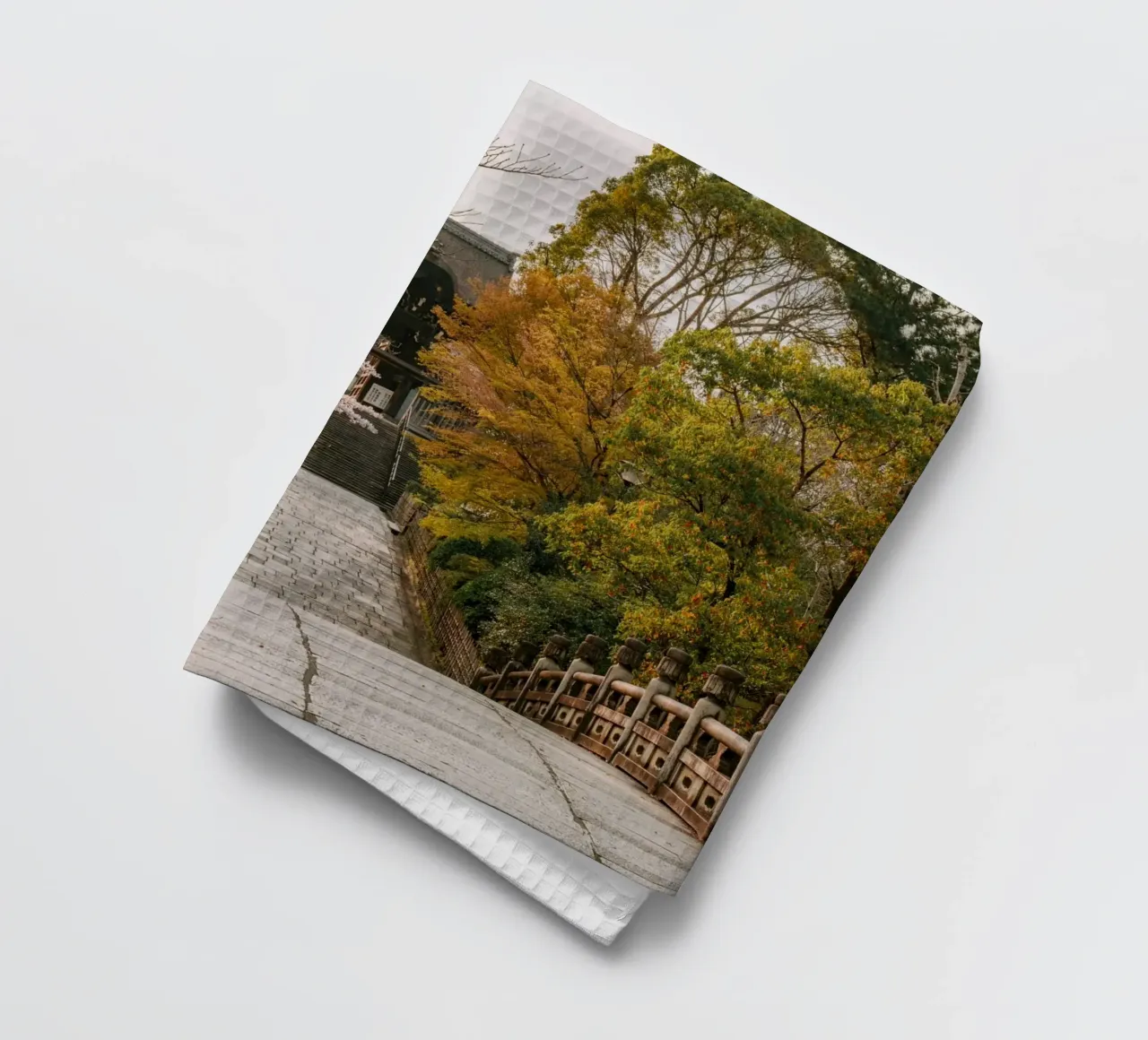 Tempio giapponese dei ciliegi in fiore a Kyoto, Giappone canovaccio da cucina da mbgraphx2