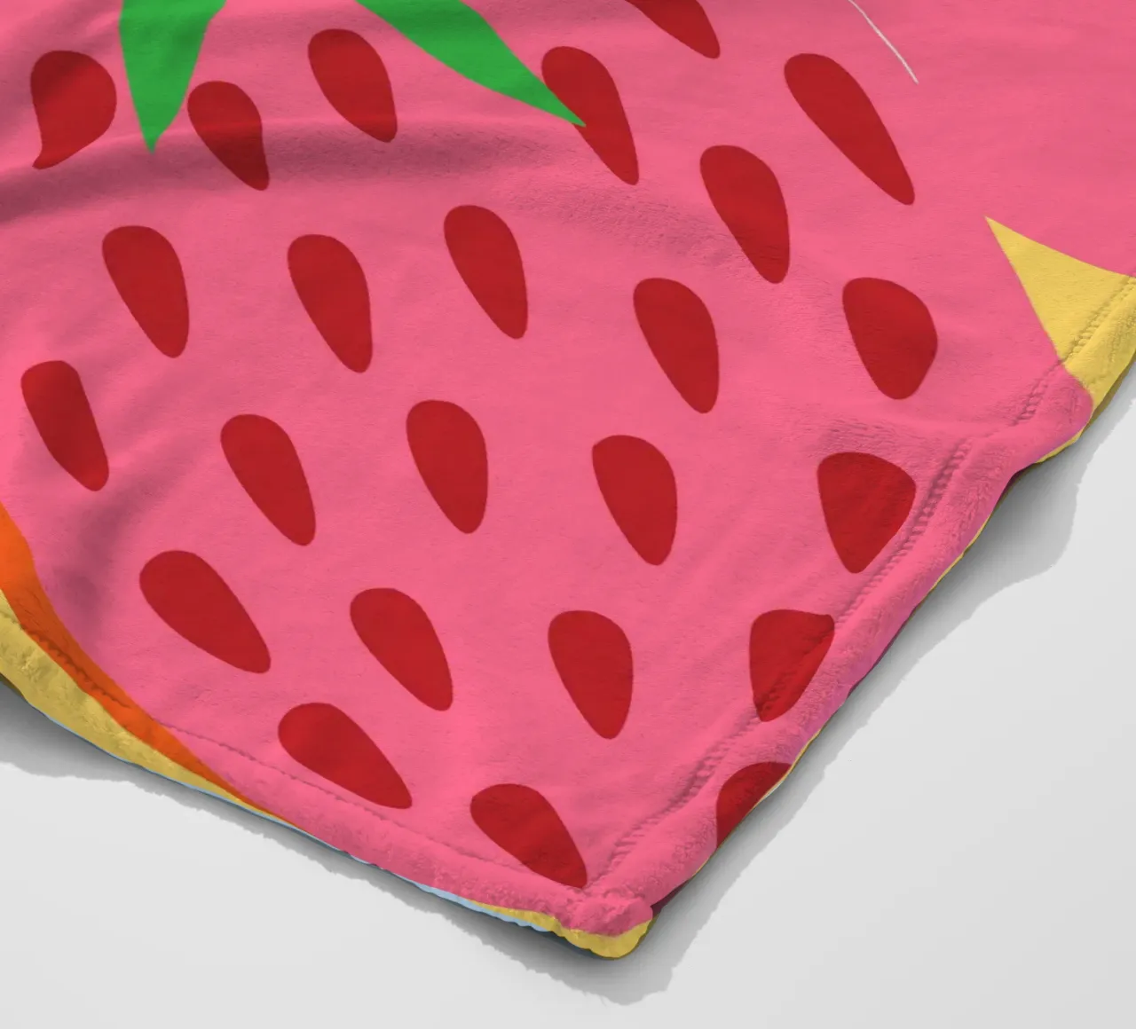 Fragola rosa con foglie verdi coperta in pile da OFFICIAL FRUIT & VEGETABLES