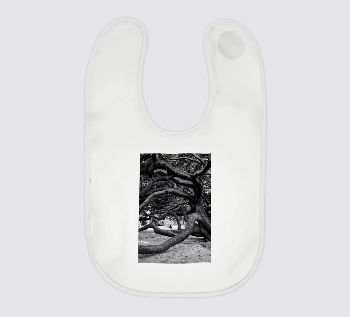 Old tree baby bib by Fjöllart