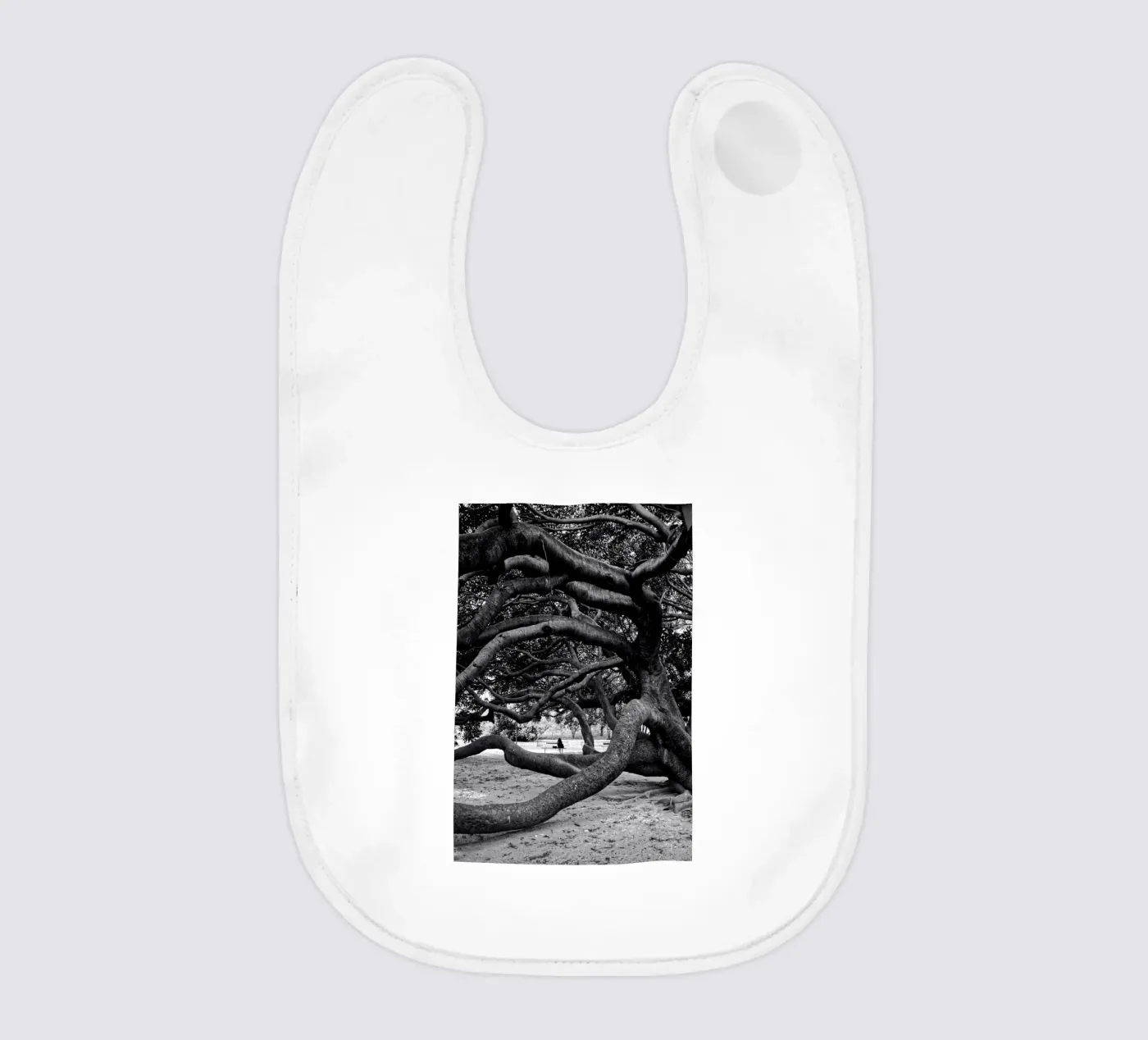 Old tree baby bib by Fjöllart