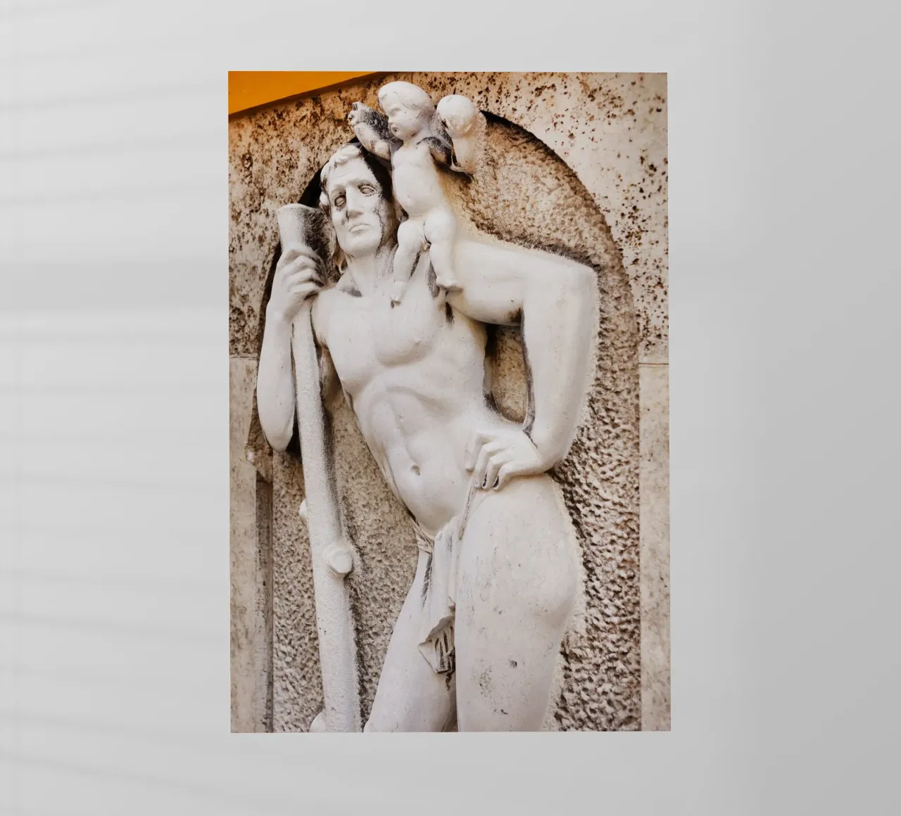Statua nel quartiere Borstei di Monaco di Baviera pellicola backlit da Borstei München