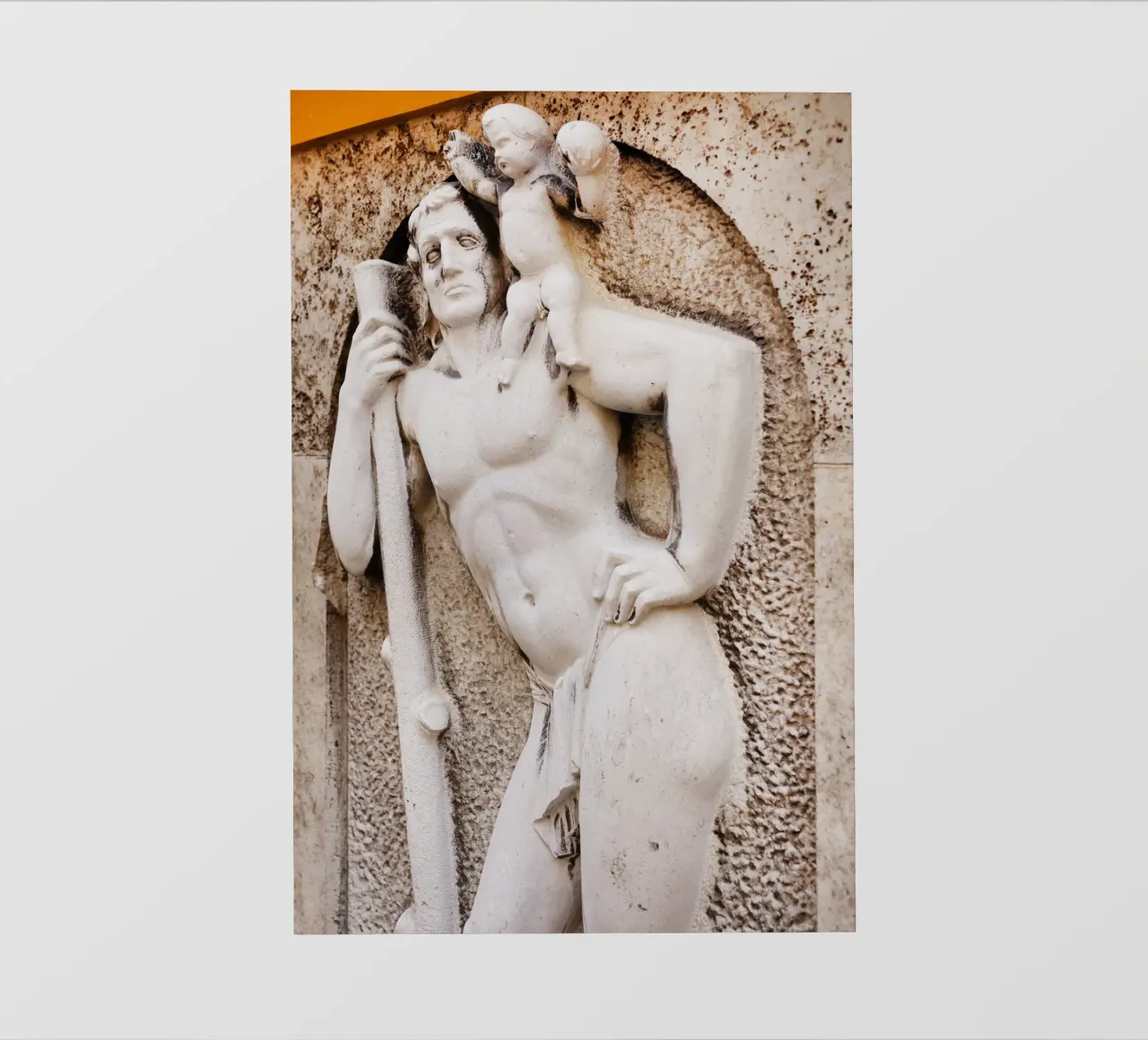 Statua nel quartiere Borstei di Monaco di Baviera pellicola backlit da Borstei München