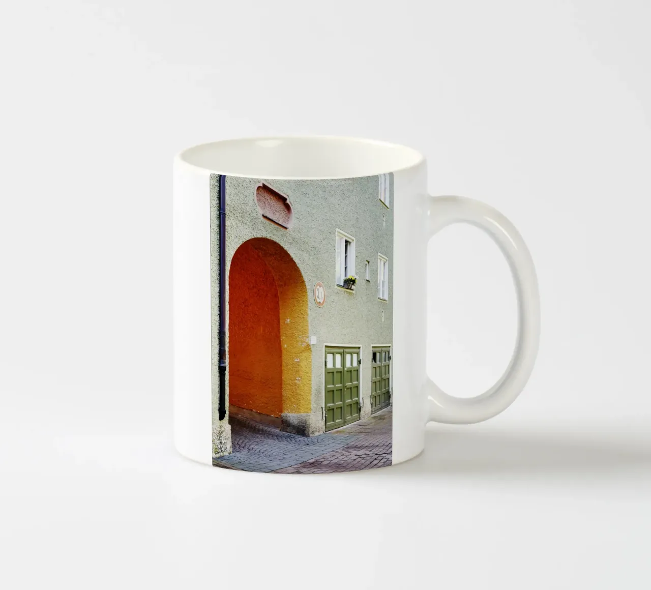 Ingresso del cortile nel quartiere Borstei di Monaco di Baviera tazza in ceramica da Borstei München