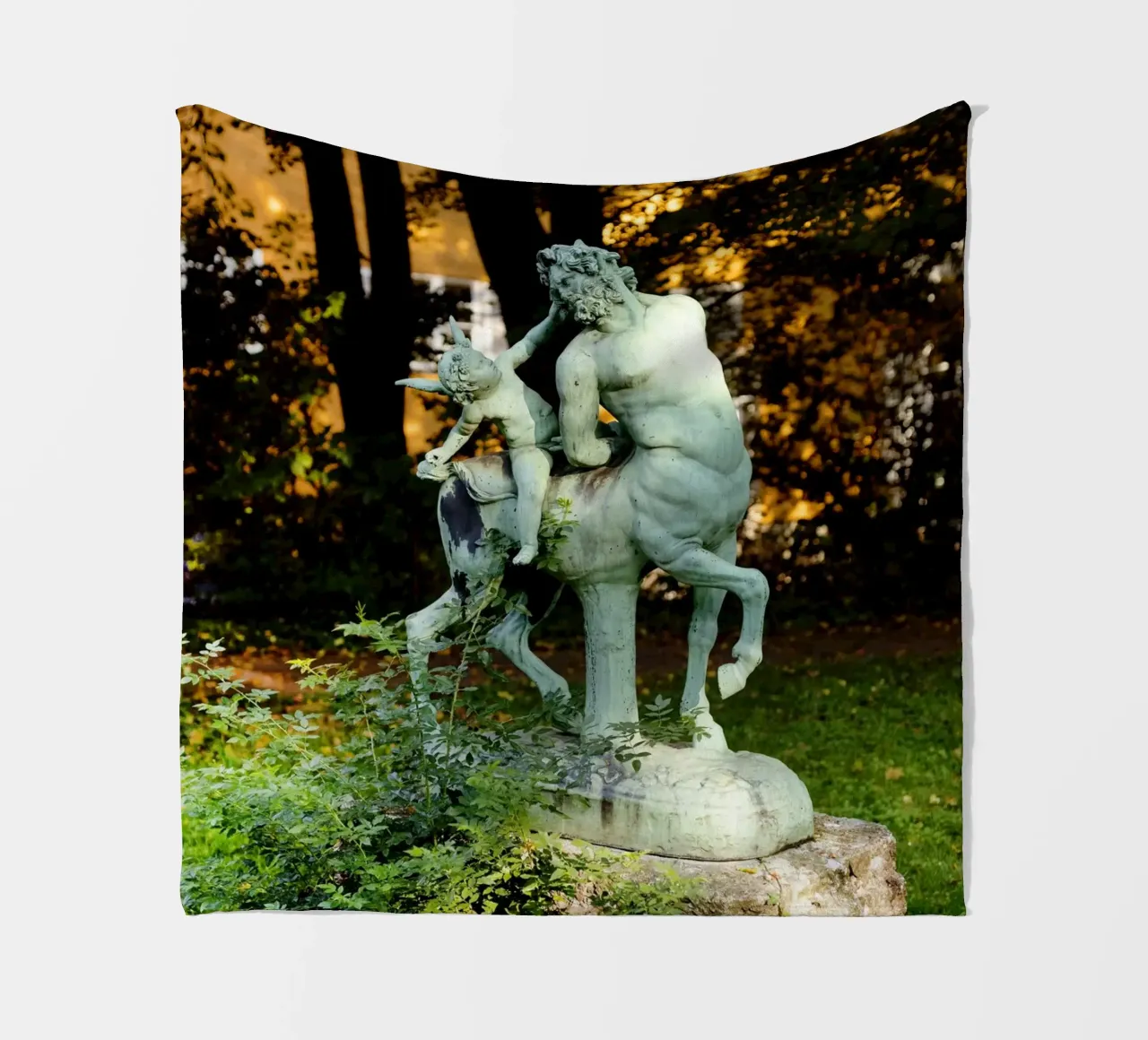 Statua nel quartiere Borstei di Monaco di Baviera coperta in pile da Borstei München