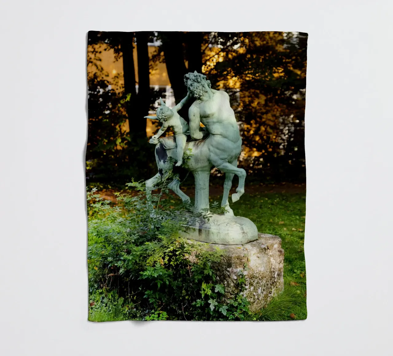 Statua nel quartiere Borstei di Monaco di Baviera coperta in pile da Borstei München