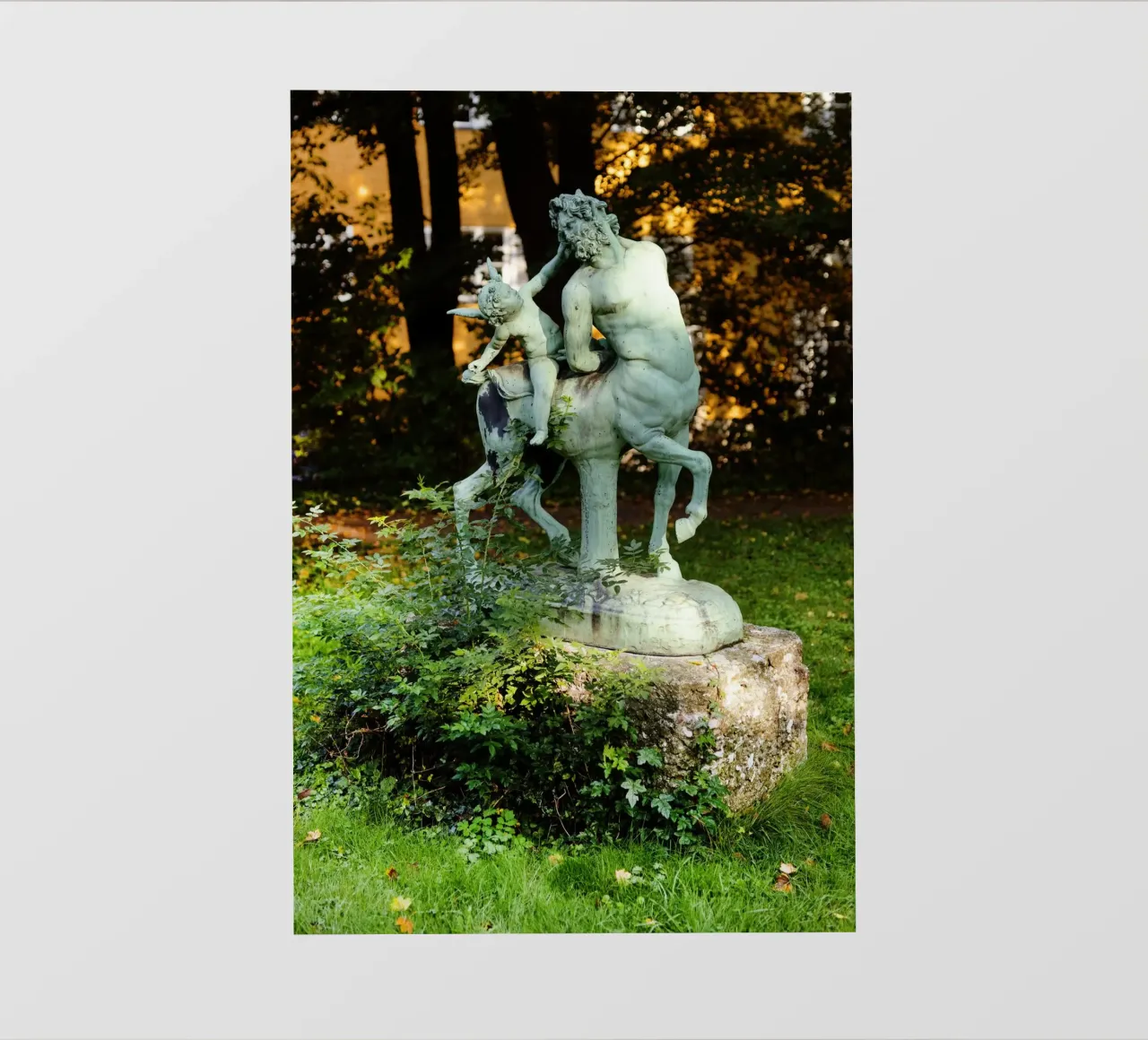 Statua nel quartiere Borstei di Monaco di Baviera pellicola backlit da Borstei München