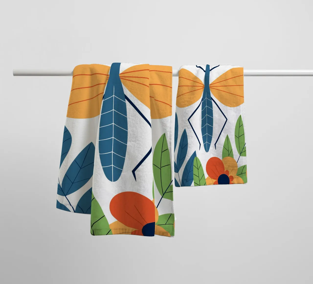 Blaue Libelle im Blumengarten Handtuch von PROTECT ANIMALS