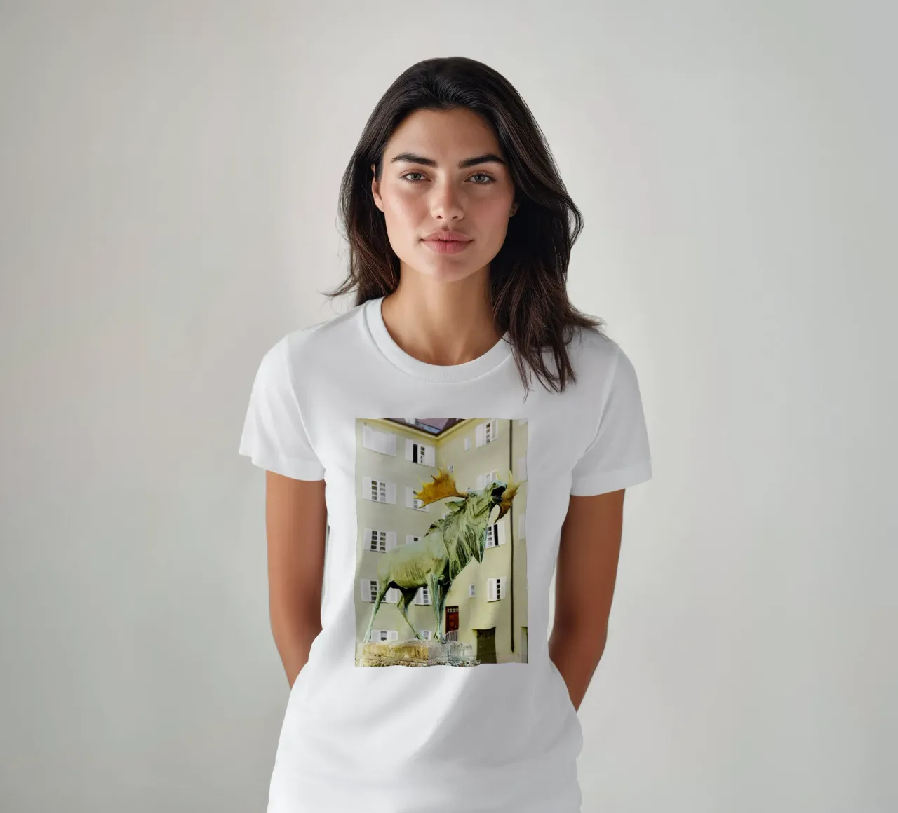 Statua del cervo nel quartiere Borstei di Monaco di Baviera t-shirt da Borstei München