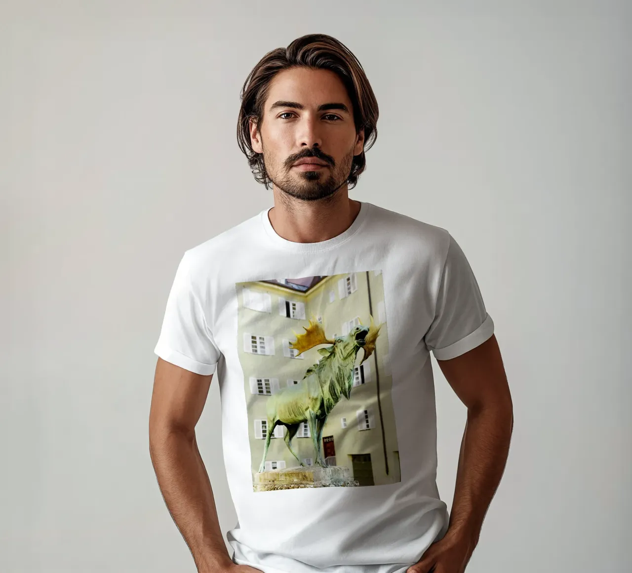 Statua del cervo nel quartiere Borstei di Monaco di Baviera t-shirt da Borstei München