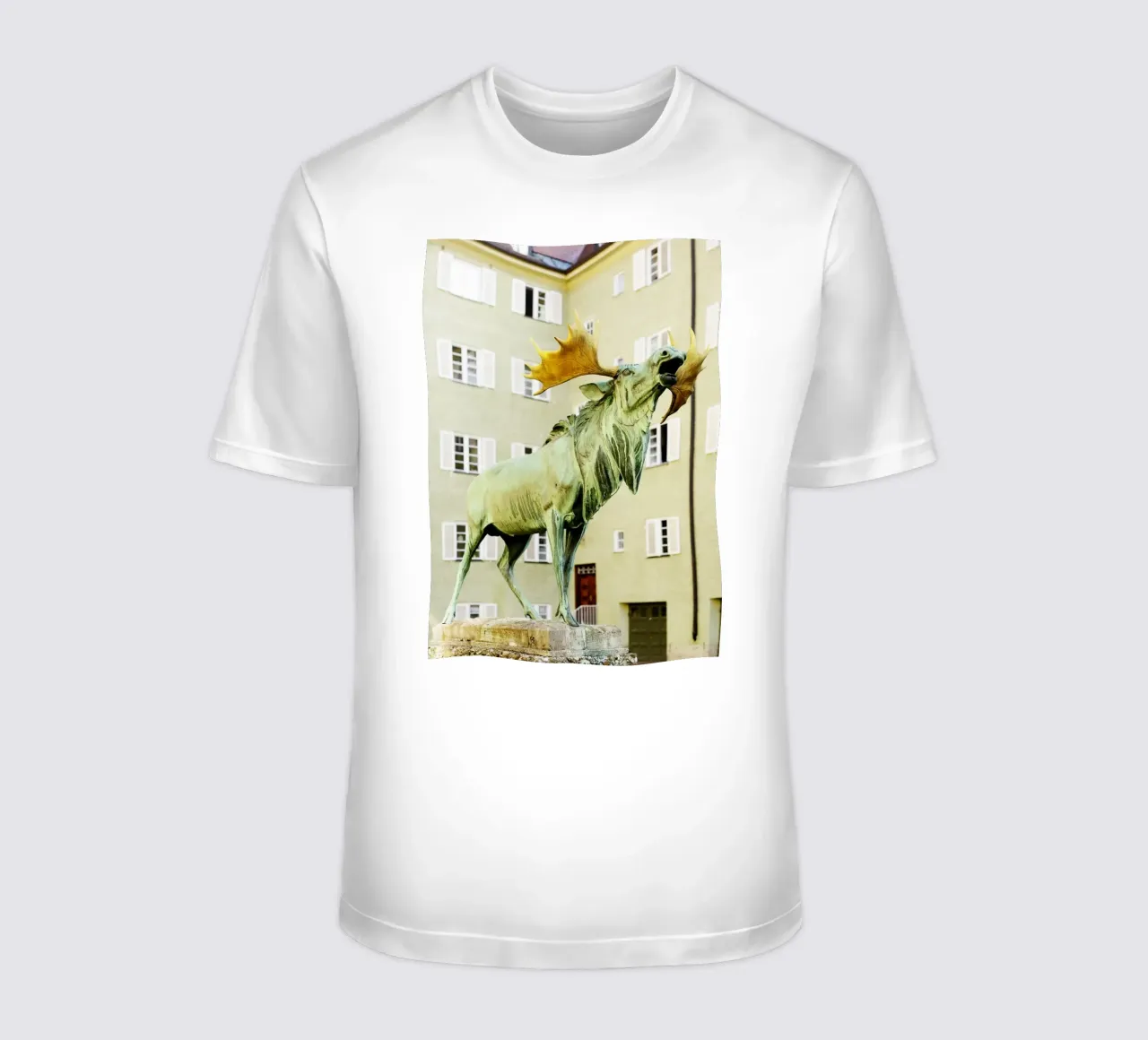 Statua del cervo nel quartiere Borstei di Monaco di Baviera t-shirt da Borstei München