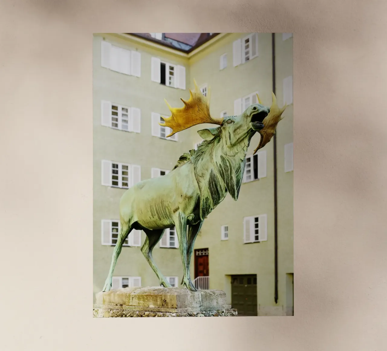 Statua del cervo nel quartiere Borstei di Monaco di Baviera pellicola backlit da Borstei München