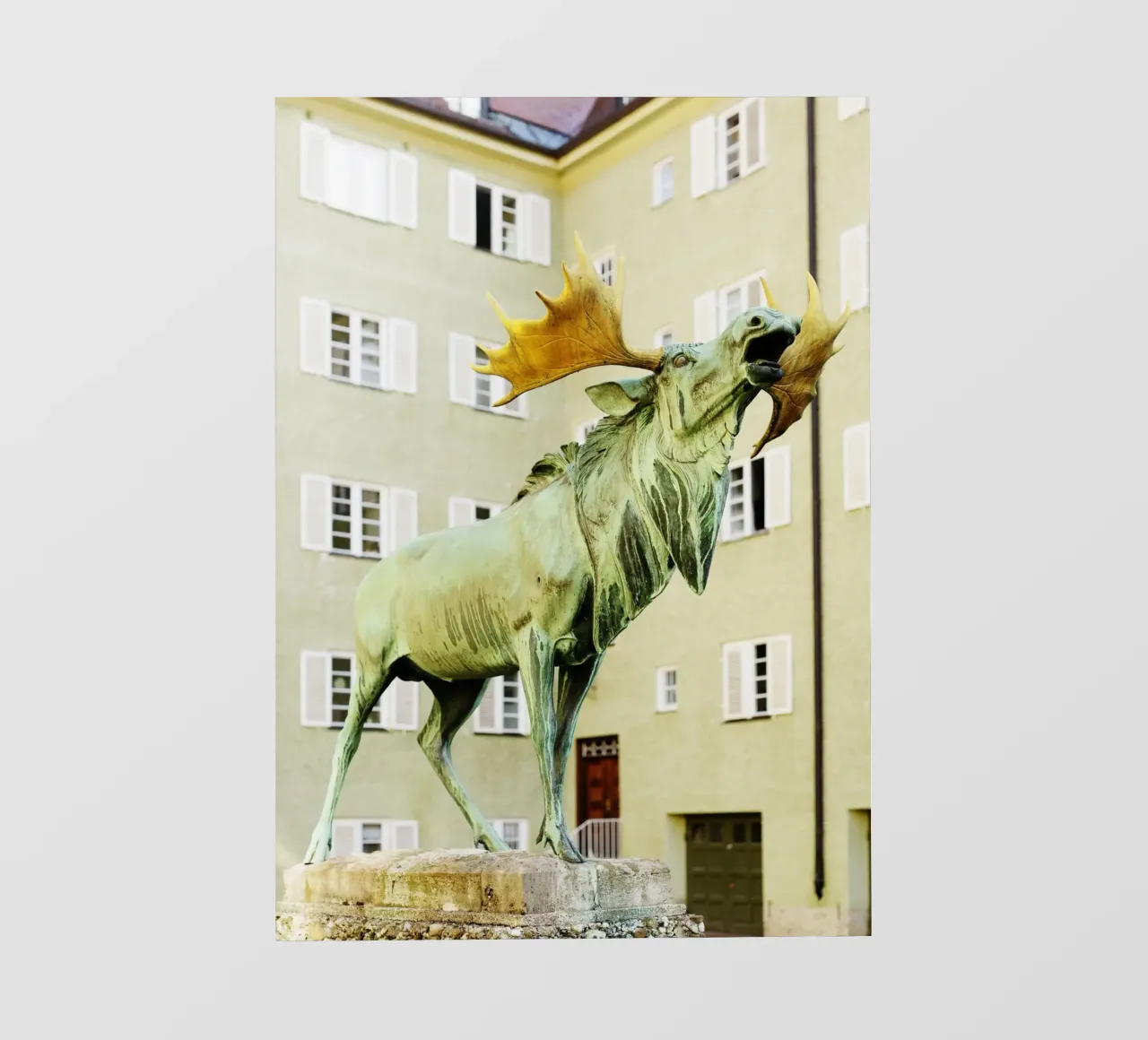 Statua del cervo nel quartiere Borstei di Monaco di Baviera pellicola backlit da Borstei München