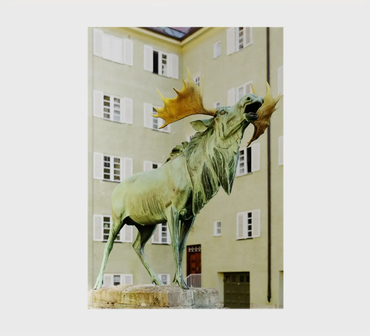 Statua del cervo nel quartiere Borstei di Monaco di Baviera diario da Borstei München