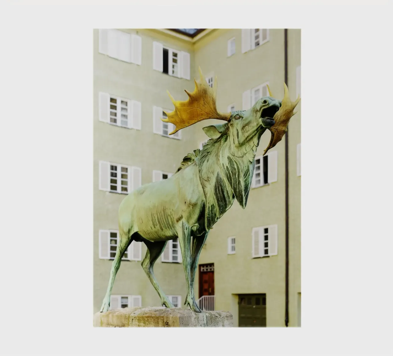 Statua del cervo nel quartiere Borstei di Monaco di Baviera diario da Borstei München