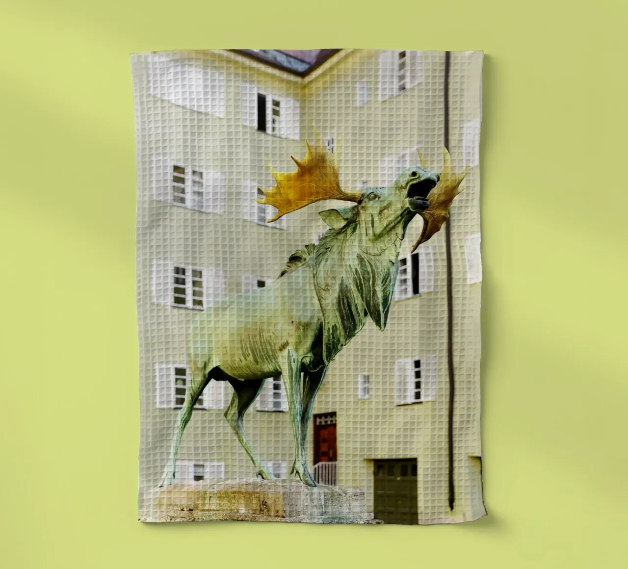 Statua del cervo nel quartiere Borstei di Monaco di Baviera canovaccio da cucina da Borstei München