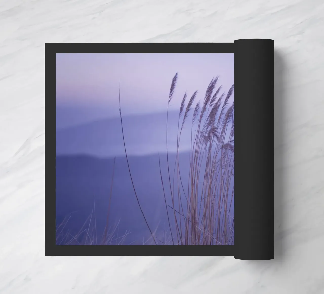 Hierbas al viento bajo una relajante luz violeta felpudo de Plain Thoughts