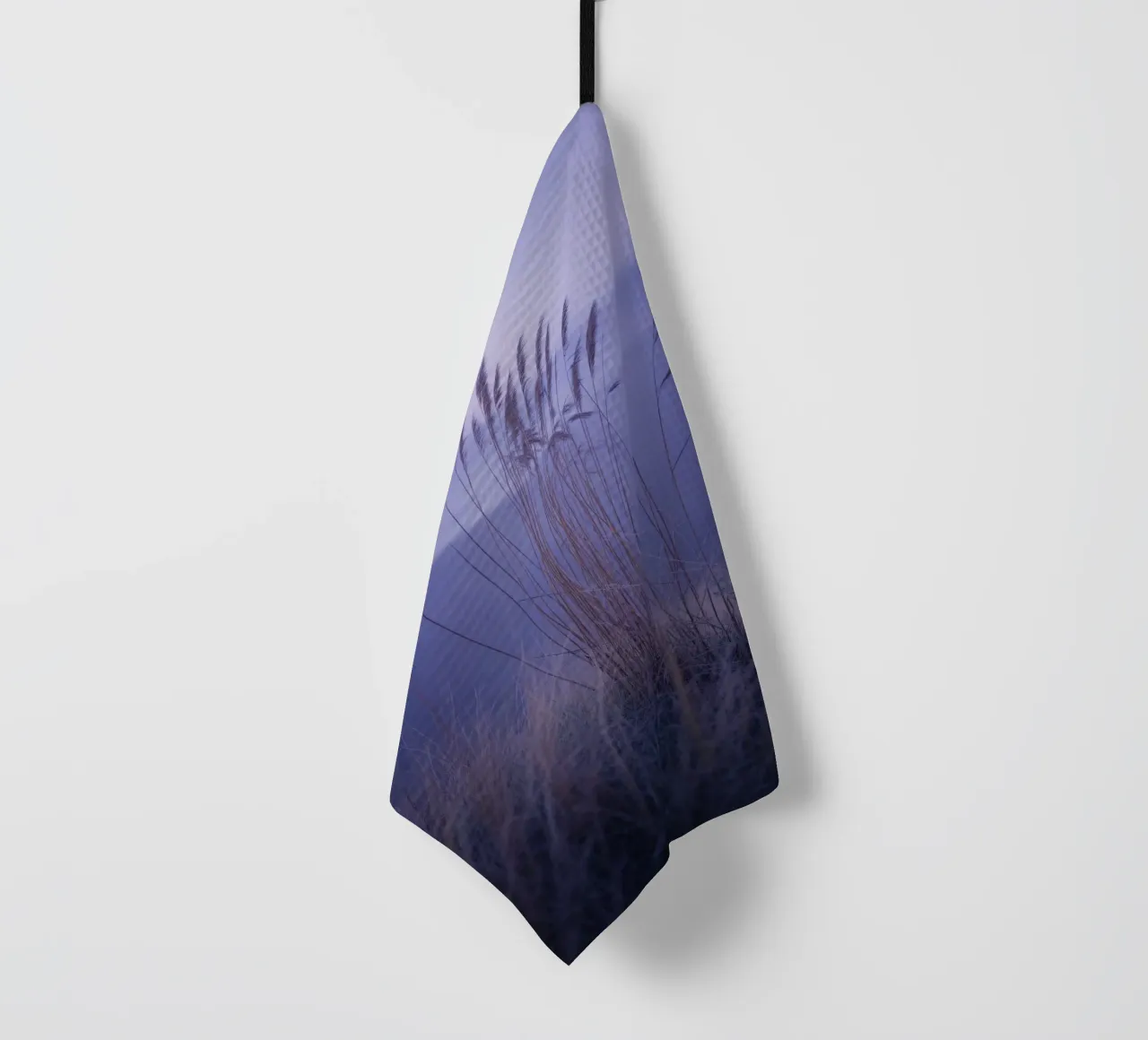 Gräser im Wind unter beruhigendem violettem Licht Geschirrtuch von Plain Thoughts