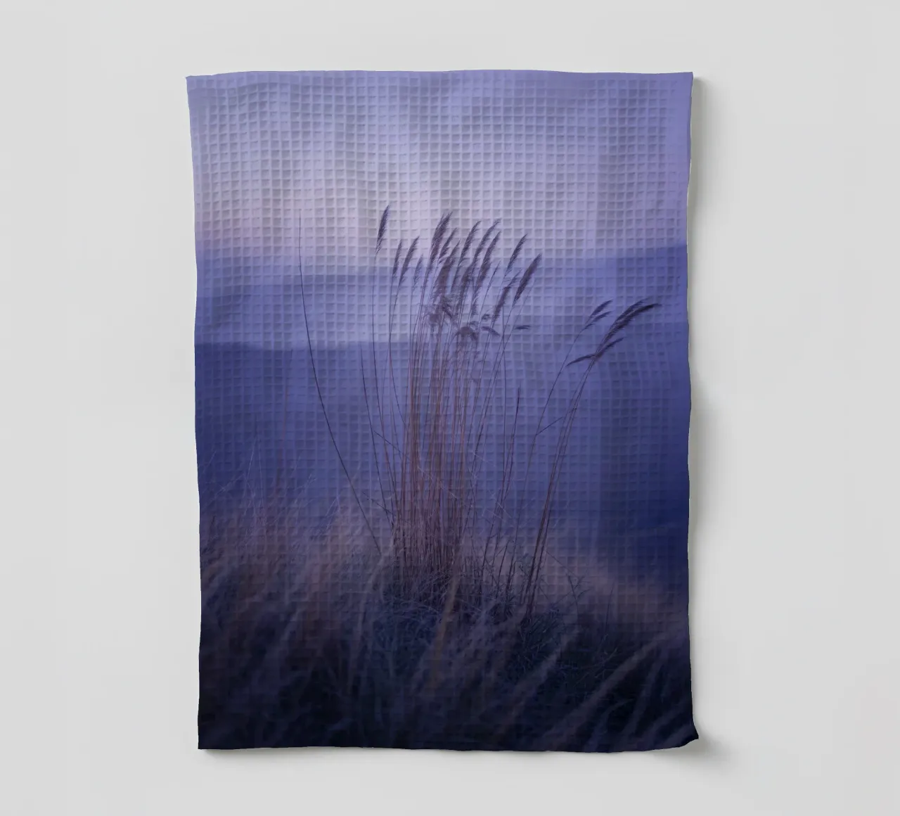 Gräser im Wind unter beruhigendem violettem Licht Geschirrtuch von Plain Thoughts