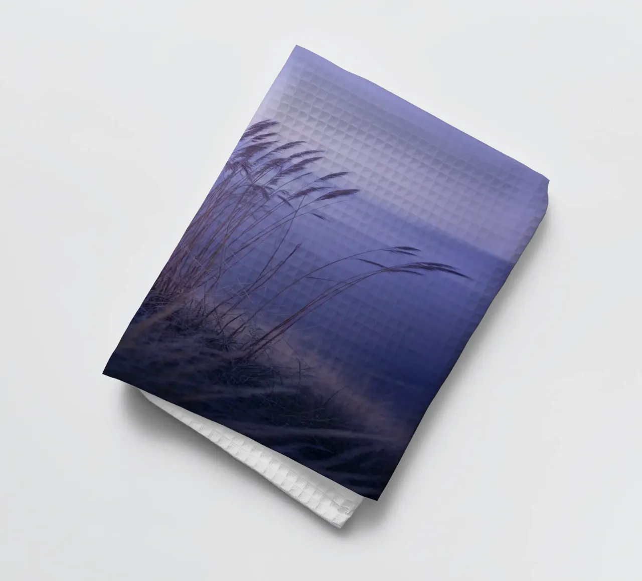 Gräser im Wind unter beruhigendem violettem Licht Geschirrtuch von Plain Thoughts