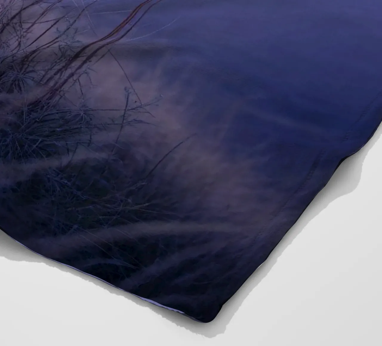Gräser im Wind unter beruhigendem violettem Licht Fleecedecke von Plain Thoughts