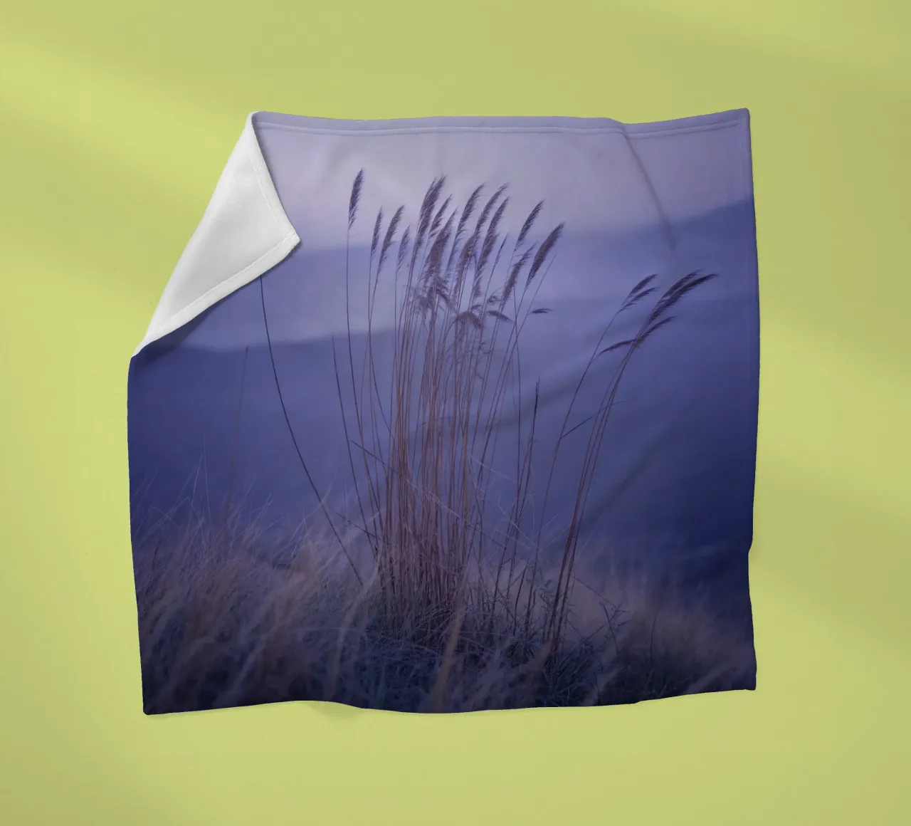 Gräser im Wind unter beruhigendem violettem Licht Fleecedecke von Plain Thoughts