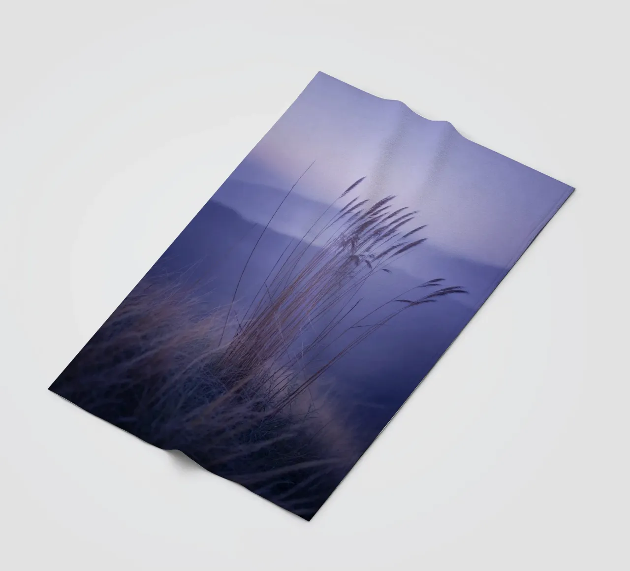 Gräser im Wind unter beruhigendem violettem Licht Fleecedecke von Plain Thoughts