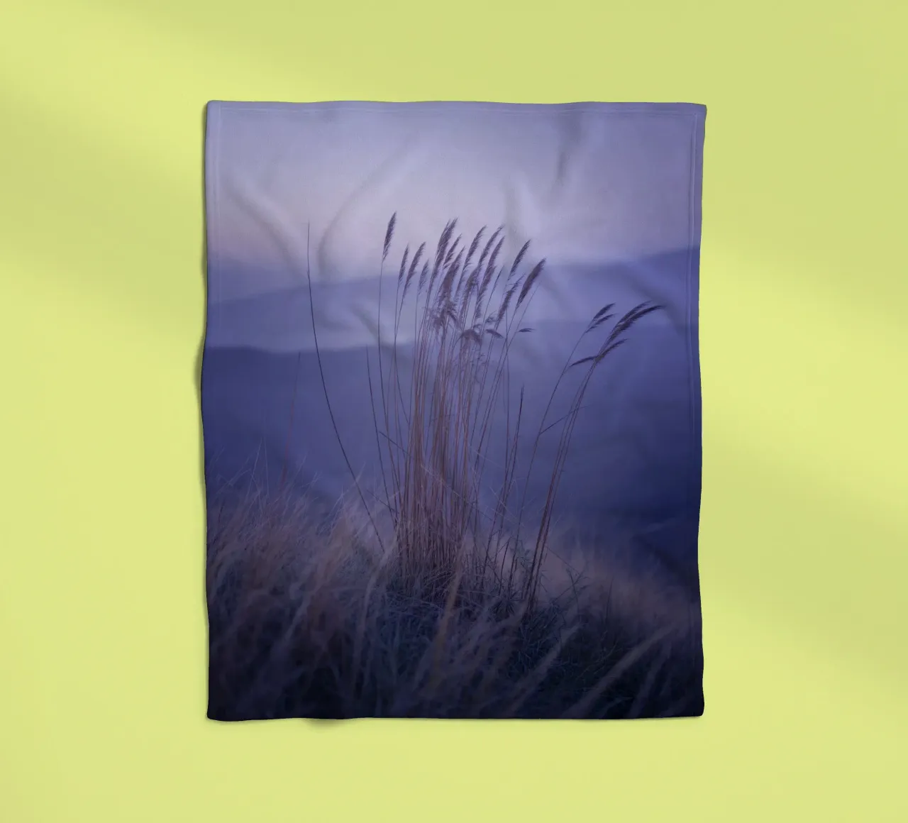 Gräser im Wind unter beruhigendem violettem Licht Fleecedecke von Plain Thoughts