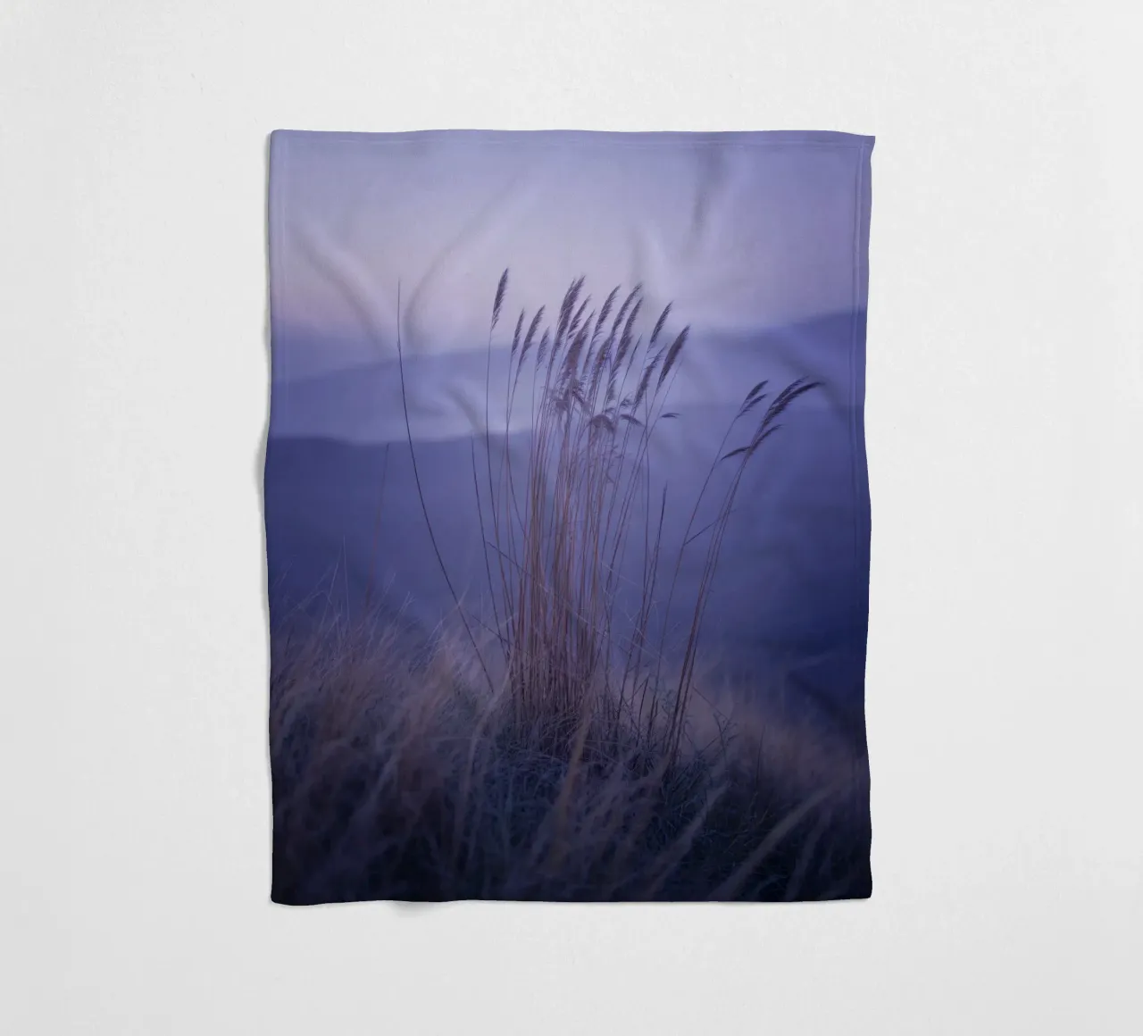 Gräser im Wind unter beruhigendem violettem Licht Fleecedecke von Plain Thoughts