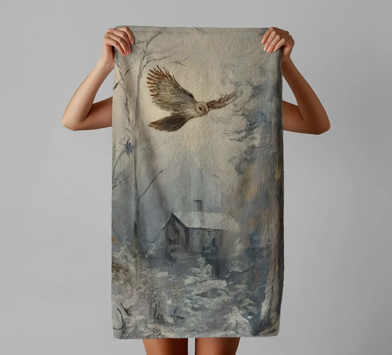 Silenzio invernale nella foresta - gufo sopra una capanna coperta di neve asciugamano da bagno da Cozy Vibes