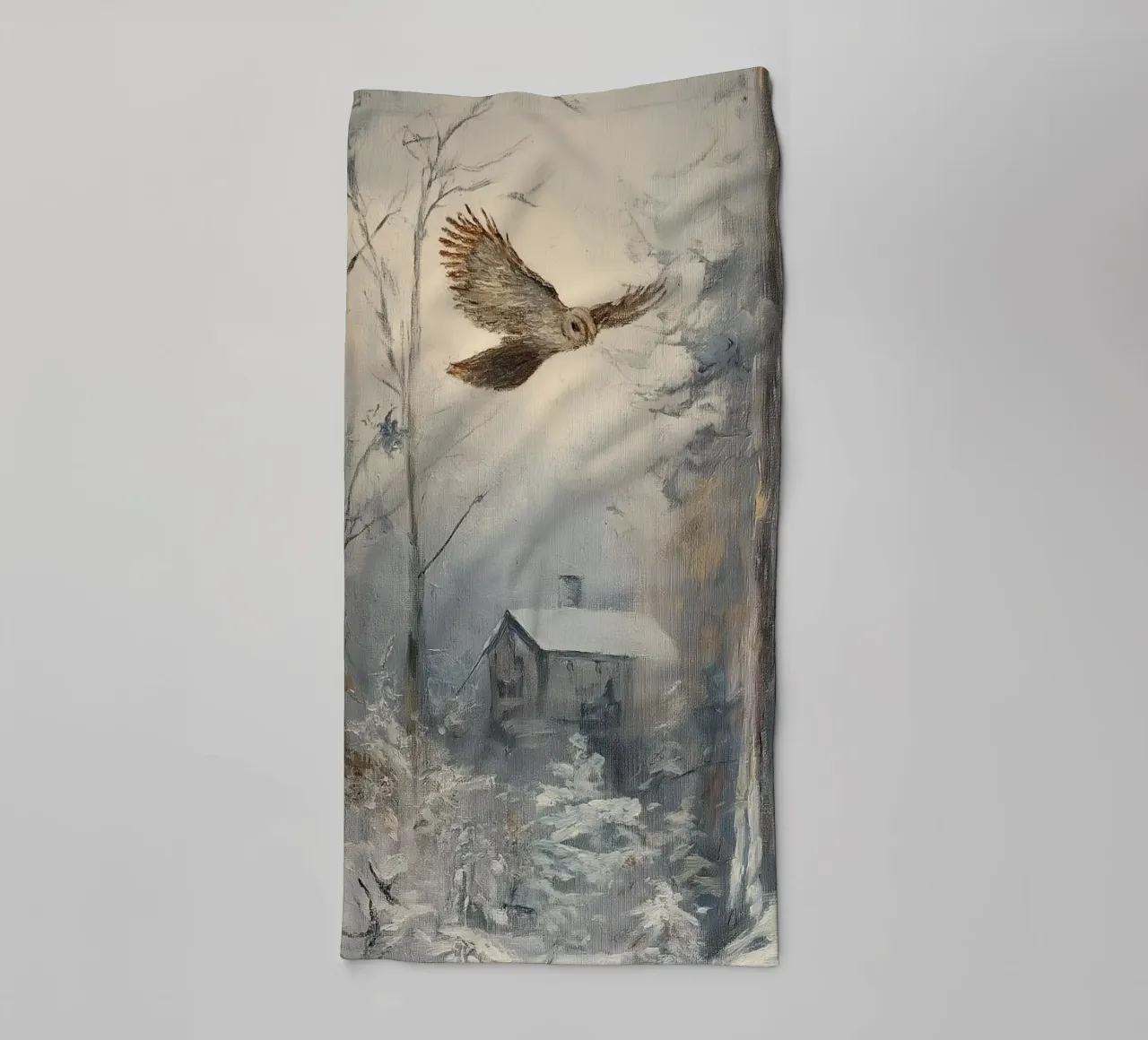 Silenzio invernale nella foresta - gufo sopra una capanna coperta di neve asciugamano da bagno da Cozy Vibes