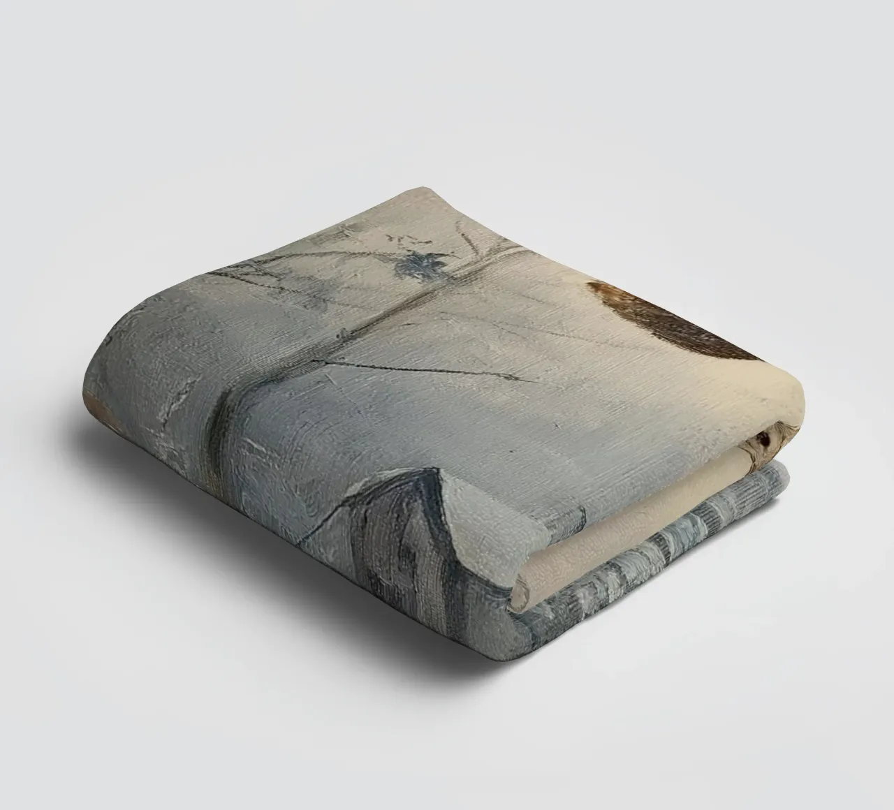 Silenzio invernale nella foresta - gufo sopra una capanna coperta di neve asciugamano da bagno da Cozy Vibes