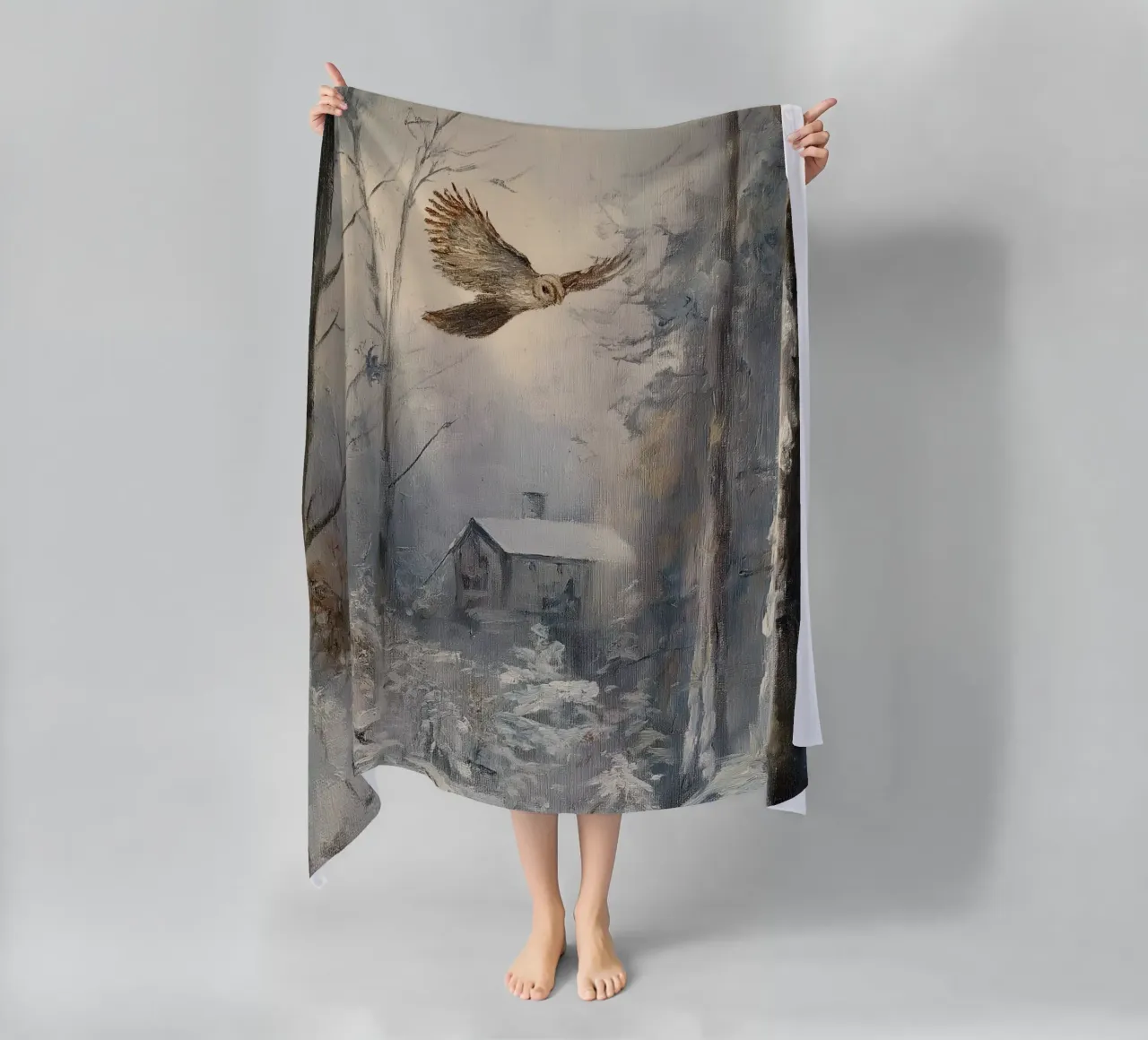 Silenzio invernale nella foresta - gufo sopra una capanna coperta di neve telo mare da Cozy Vibes