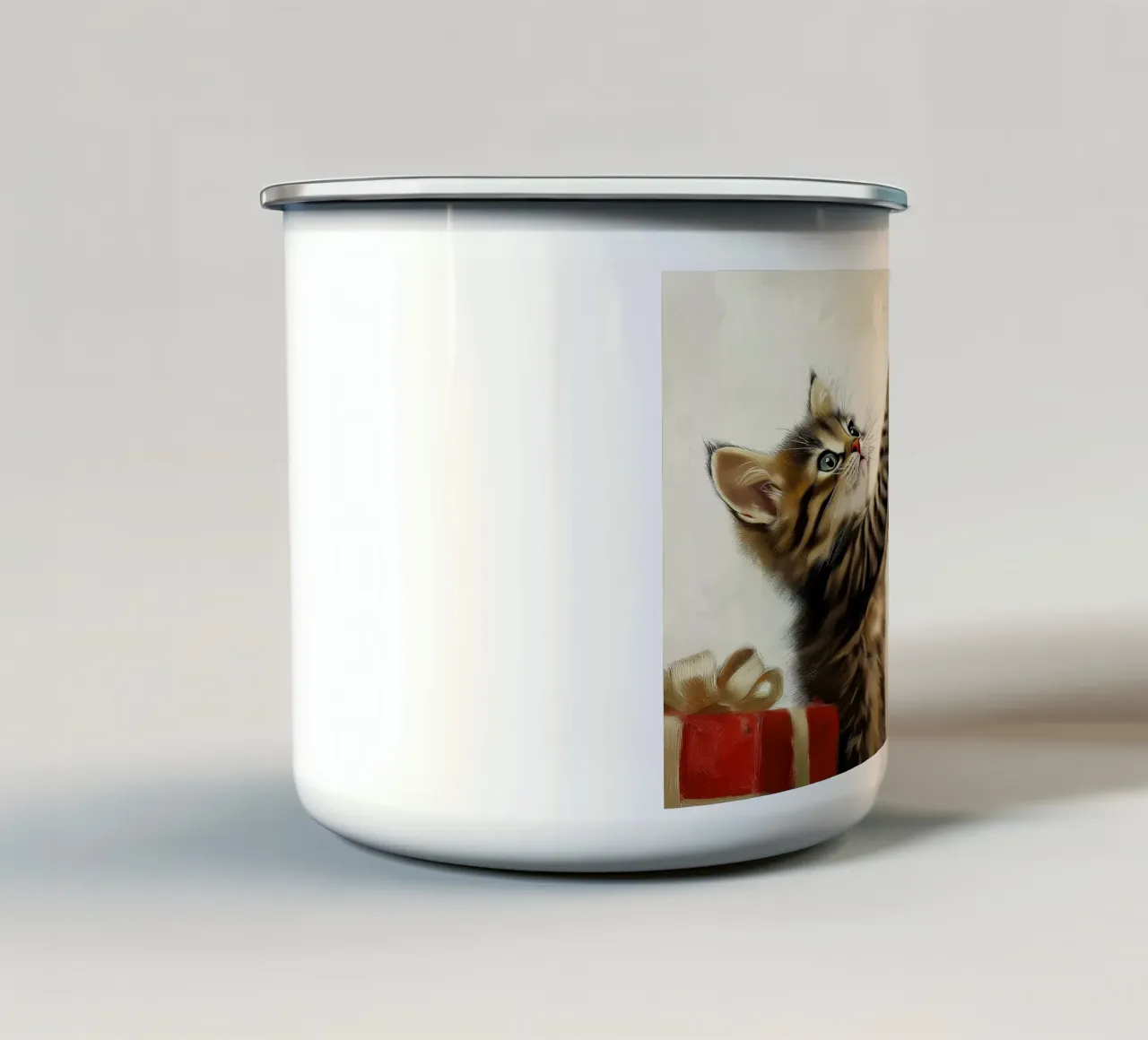 Gatto curioso di Natale - Momento di gioco tazza in smalto da Cozy Vibes