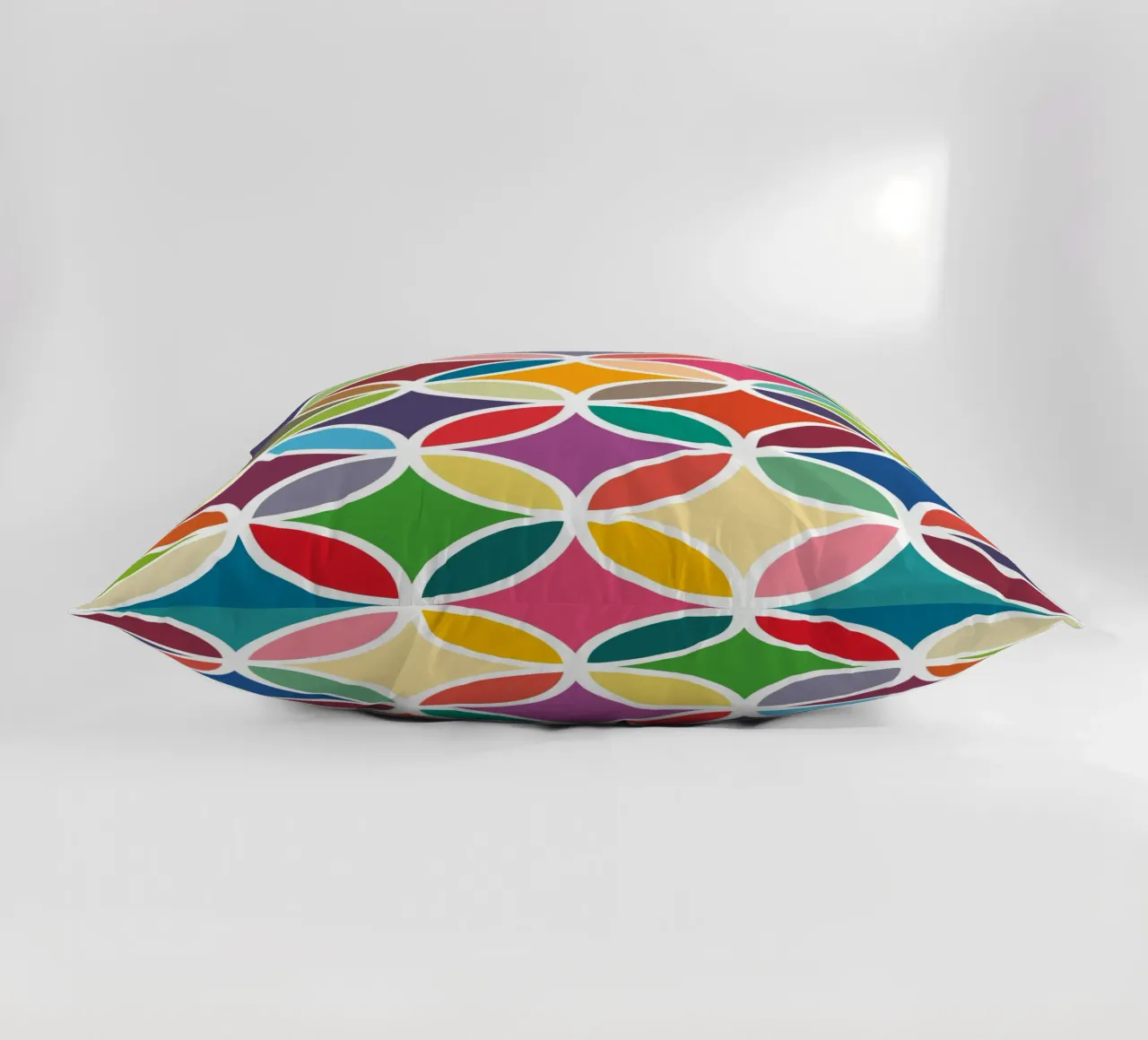 Retro Bloom Art - Un'esplosione di gioia colorata cuscino da JaySan Studio