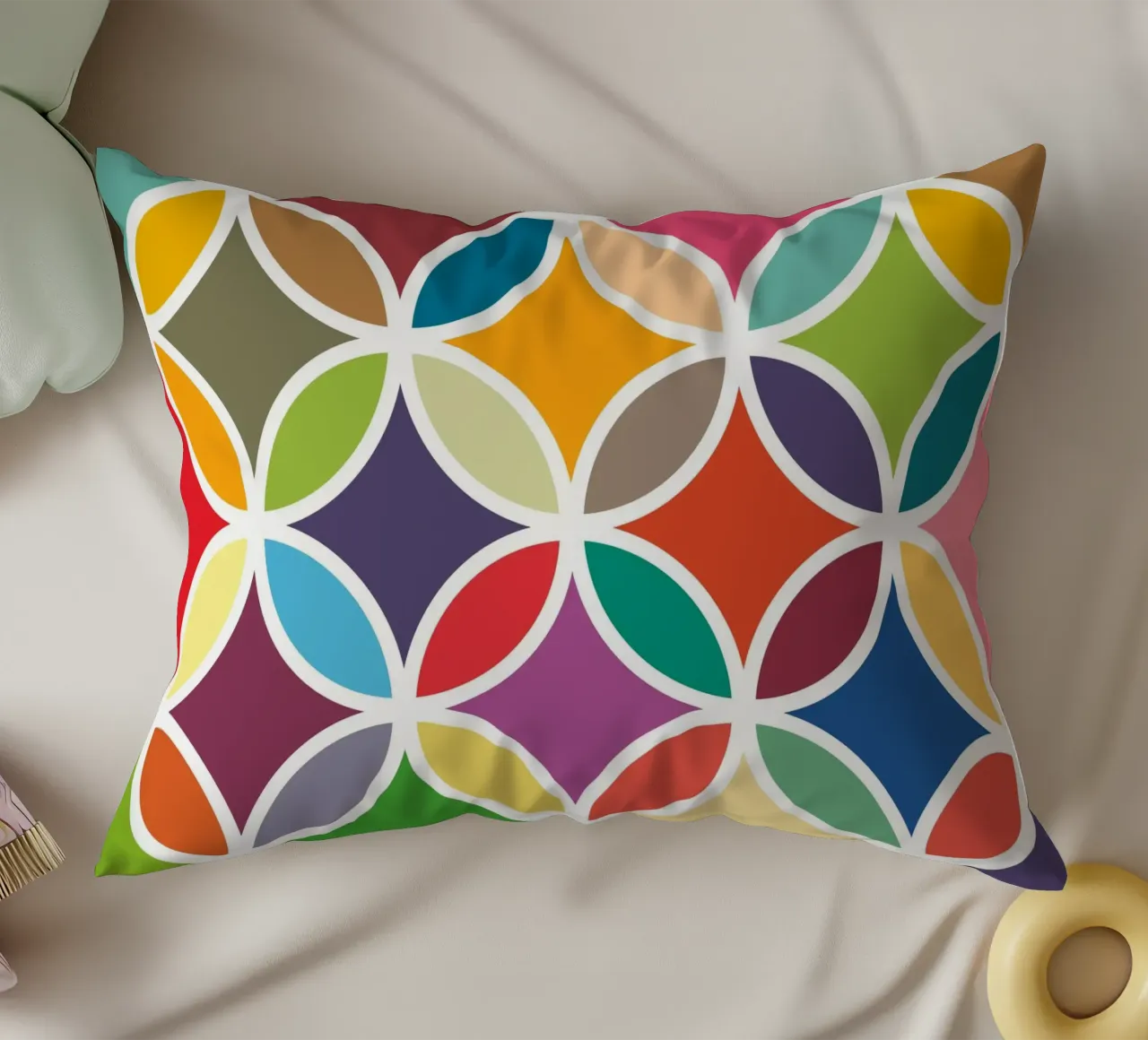 Retro Bloom Art - Un'esplosione di gioia colorata cuscino da JaySan Studio