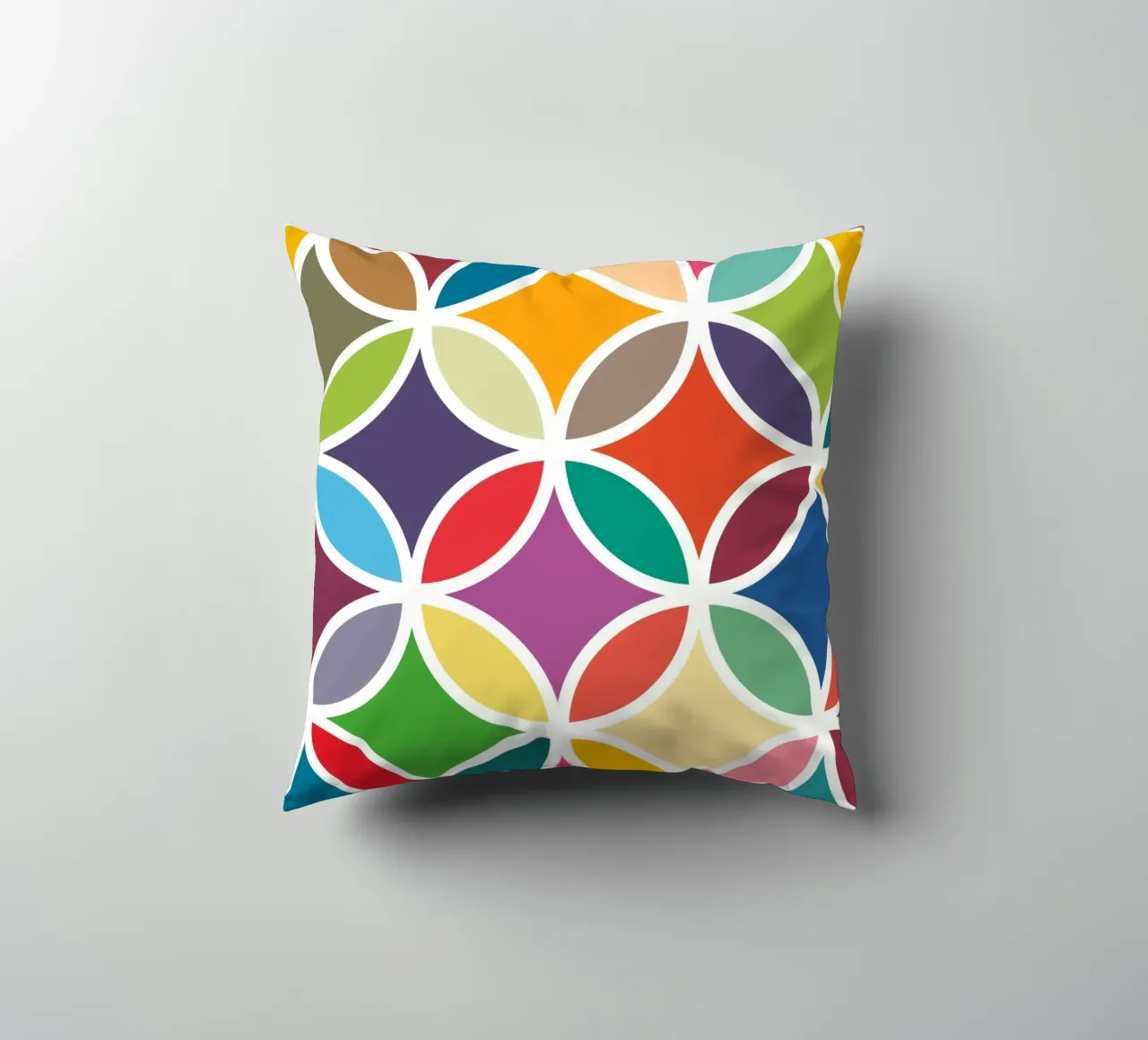 Retro Bloom Art - Un'esplosione di gioia colorata cuscino da JaySan Studio